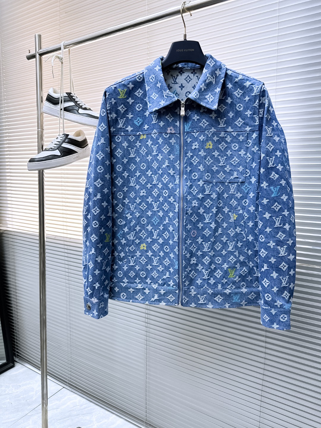 NO:524086,The same model on the official website of Lv, released in advance!  2025 autumn season new men's denim jacket, original single three-standard full high-end version!  Customized fabrics for counters are breathable and comfortable, with impeccable details, and the brand element design concept reflects high quality. The feel is delicate and soft!  It is casually cut, with a great upper body style!  Number of code M~3XL maximum wear about 200 pounds to report height and weight.,,louis vuitton, jackets & coats, jackets & coats, alexander wang19860909Lv 官网同款,提前发售！2025秋季季新款男士牛仔夹克外套,原单三标齐全高端版本！专柜定制面料 透气舒适度高,细节无可挑剔,品牌元素设计理念,体现高品质.手感细腻柔软！呈现休闲裁剪,上身版型超赞！码数M～3XL最大穿200斤左右下单报身高体重.,,louis vuitton,jackets & coats,jackets & coats,alexander wang,Men's clothing