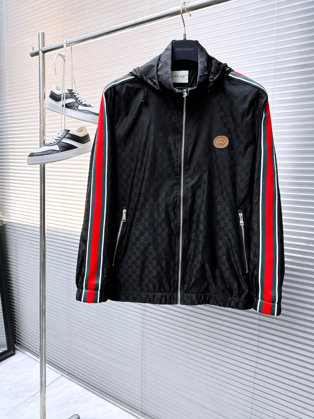 NO:524097,Gucci's official website is the same model, released in advance!  2025 autumn season new men's jacket, original single three-standard full high-end version!  Customized fabrics for counters are breathable and comfortable, with impeccable details, and the brand element design concept reflects high quality. The feel is delicate and soft!  It is casually cut, with a great upper body style!  The maximum number of code M~3XL is about 200 pounds to order to report height and weight., gucci, jackets & coats, jackets & coats, alexander wang19860909古驰 官网同款,提前发售！2025秋季季新款男士夹克外套,原单三标齐全高端版本！专柜定制面料 透气舒适度高,细节无可挑剔,品牌元素设计理念,体现高品质.手感细腻柔软！呈现休闲裁剪,上身版型超赞！码数M～3XL最大穿200斤左右下单报身高体重.,,gucci,jackets & coats,jackets & coats,alexander wang,Men's clothing