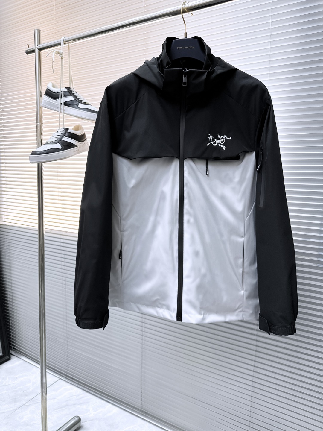 NO:524080,Archaeopteryx is the same as the official website, and is released in advance!  2025 autumn season new men's jacket, original single three-standard full high-end version!  Customized fabrics for counters are breathable and comfortable, with impeccable details, and the brand element design concept reflects high quality. The feel is delicate and soft!  It is casually cut, with a great upper body style!  Number of code M~3XL maximum wear about 200 pounds to report height and weight.,arc'teryx,jackets & coats,jackets & coats,alexander wang19860909始祖鸟 官网同款,提前发售！2025秋季季新款男士夹克外套,原单三标齐全高端版本！专柜定制面料 透气舒适度高,细节无可挑剔,品牌元素设计理念,体现高品质.手感细腻柔软！呈现休闲裁剪,上身版型超赞！码数M～3XL最大穿200斤左右下单报身高体重.,arc'teryx,jackets & coats,jackets & coats,alexander wang,Men's clothing