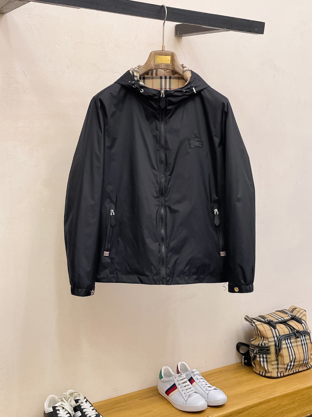 NO:523018,Burberry's new spring jacket for 2025, the new product on the show is perfect, comfortable and warm, the three-standard complete colors and full and attractive, and the very outstanding design easily advances the sense of fashion. The workmanship is extremely exquisite and rigorous, and the wiring is neat and meticulous!  A masterpiece of a big-name designer!  The upper body doesn't look bloated and super handsome!  Spot code M ~ XXXL,,burberry,jackets & coats,jackets & coats,alexander wang19860909巴宝莉 2025春季新款夹克外套,秀场新品品相非常完美,舒适保暖,三标齐全色泽饱满诱人,非常出彩的设计,轻松将时髦感进阶,做工极为考究严谨,走线工整细致！大牌设计师巨作！上身不显臃肿、超级帅气！现货码数M ～ XXXL,,burberry,jackets & coats,jackets & coats,alexander wang,Men's clothing