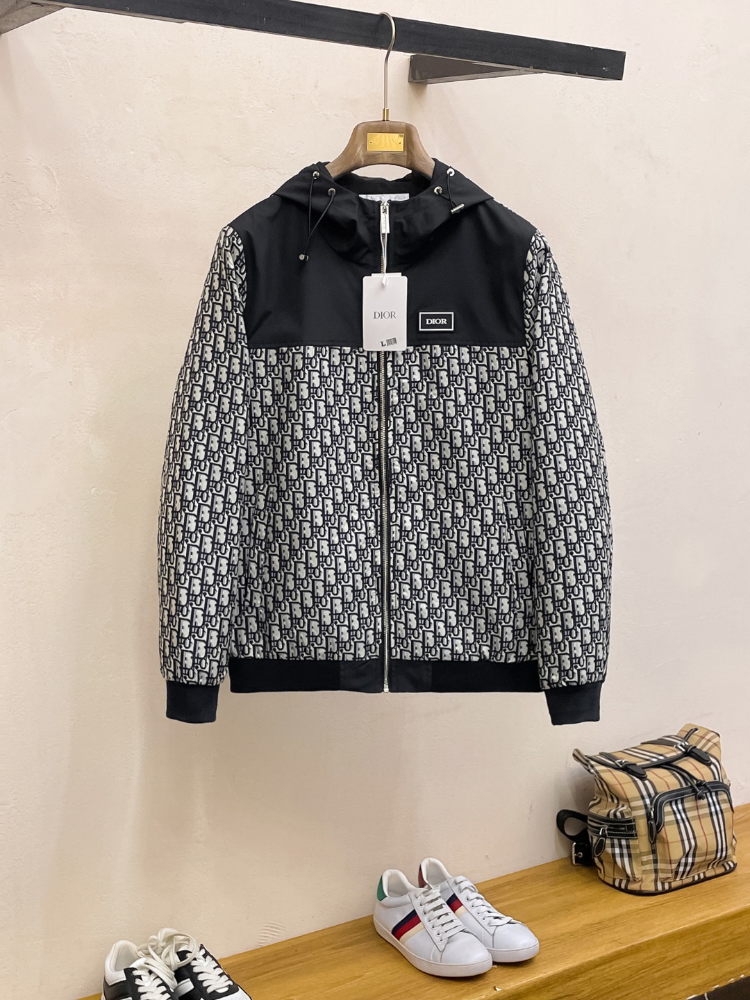 NO:522995,Dior 2025 spring new jacket jacket, the new product on the show is perfect, comfortable and warm, the three standards are complete in color and full and attractive, and the very outstanding design easily advances the sense of fashion, the workmanship is extremely exquisite and rigorous, and the wiring is neat and meticulous!  A masterpiece of a big-name designer!  The upper body doesn't look bloated and super handsome!  Spot code M ~ XXXL,,dior,jackets & coats,jackets & coats,alexander wang19860909迪奥 2025春季新款夹克外套,秀场新品品相非常完美,舒适保暖,三标齐全色泽饱满诱人,非常出彩的设计,轻松将时髦感进阶,做工极为考究严谨,走线工整细致！大牌设计师巨作！上身不显臃肿、超级帅气！现货码数M ～ XXXL,,dior,jackets & coats,jackets & coats,alexander wang,Men's clothing