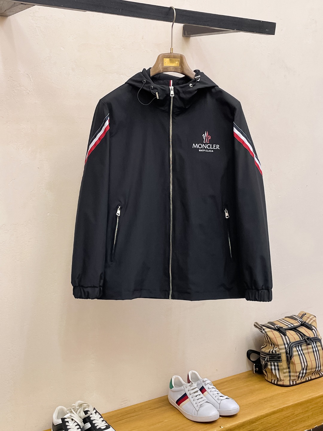 NO:522998,The new spring jacket for 2025 masked 2025, the new product on the show is perfect, comfortable and warm, the three standards are complete in color and full and attractive, and the very outstanding design easily advances the sense of fashion. The workmanship is extremely exquisite and rigorous, and the wiring is neat and meticulous!  A masterpiece of a big-name designer!  The upper body doesn't look bloated and super handsome!  Spot code M ~ XXXL,,Moncler,jackets & coats,jackets & coats,alexander wang19860909蒙口2025春季新款夹克外套,秀场新品品相非常完美,舒适保暖,三标齐全色泽饱满诱人,非常出彩的设计,轻松将时髦感进阶,做工极为考究严谨,走线工整细致！大牌设计师巨作！上身不显臃肿、超级帅气！现货码数M ～ XXXL,,Moncler,jackets & coats,jackets & coats,alexander wang,Men's clothing