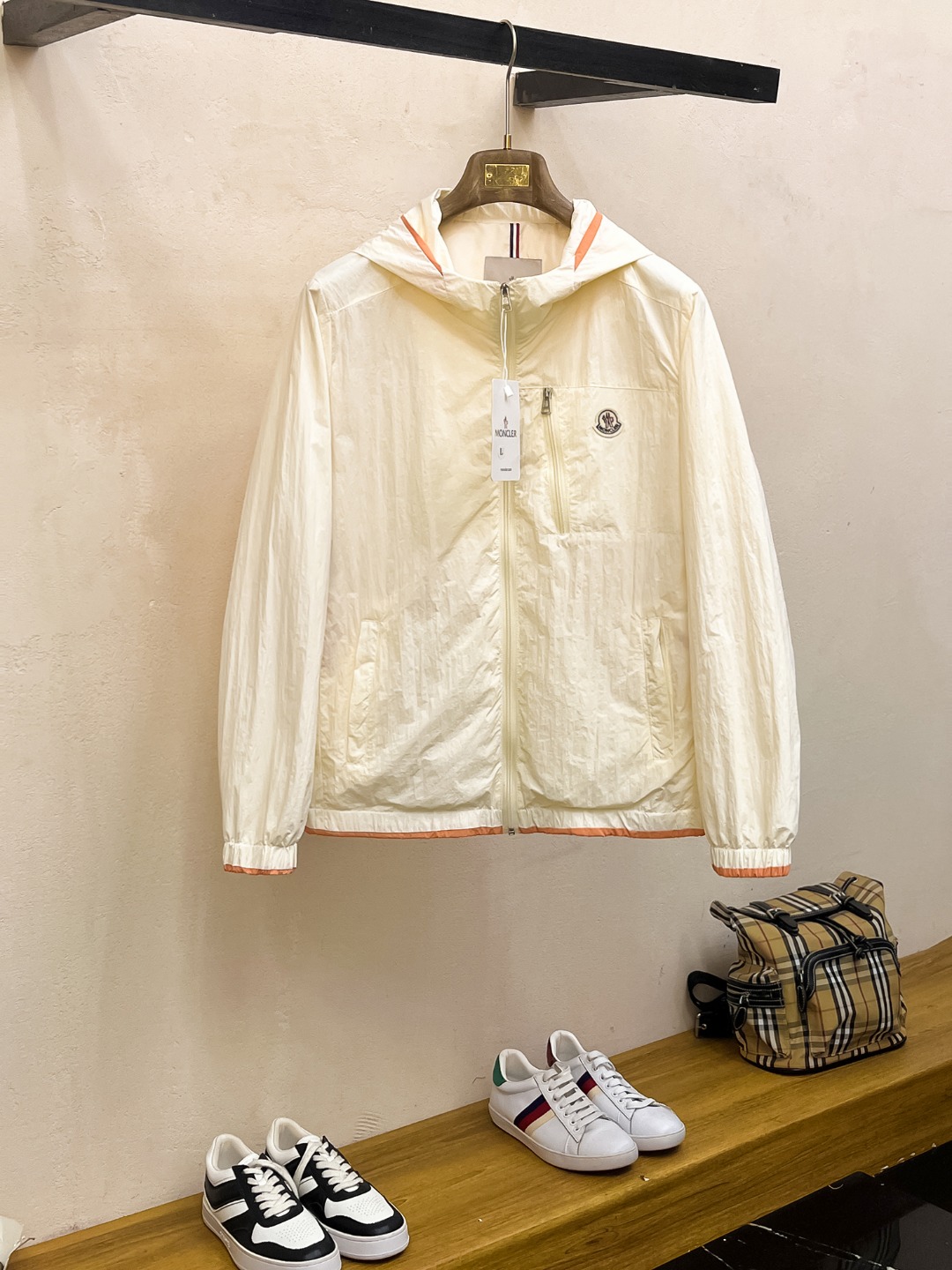 NO:523013,The new spring jacket for 2025 masked 2025, the new product on the show is perfect, comfortable and warm, the three standards are complete in color and full and attractive, and the very outstanding design easily advances the sense of fashion. The workmanship is extremely exquisite and rigorous, and the wiring is neat and meticulous!  A masterpiece of a big-name designer!  The upper body doesn't look bloated and super handsome!  Spot code M ~ XXXL,,Moncler,jackets & coats,jackets & coats,alexander wang19860909蒙口2025春季新款夹克外套,秀场新品品相非常完美,舒适保暖,三标齐全色泽饱满诱人,非常出彩的设计,轻松将时髦感进阶,做工极为考究严谨,走线工整细致！大牌设计师巨作！上身不显臃肿、超级帅气！现货码数M ～ XXXL,,Moncler,jackets & coats,jackets & coats,alexander wang,Men's clothing