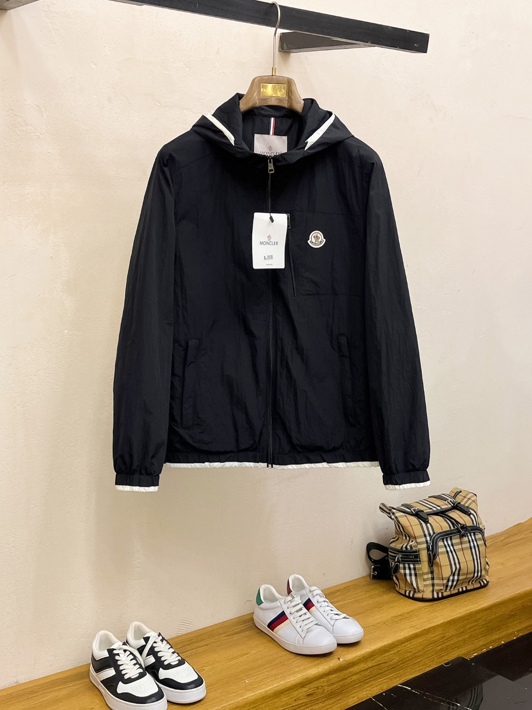 NO:523008,The new spring jacket for 2025 masked 2025, the new product on the show is perfect, comfortable and warm, the three standards are complete in color and full and attractive, and the very outstanding design easily advances the sense of fashion. The workmanship is extremely exquisite and rigorous, and the wiring is neat and meticulous!  A masterpiece of a big-name designer!  The upper body doesn't look bloated and super handsome!  Spot code M ~ XXXL,,Moncler,jackets & coats,jackets & coats,alexander wang19860909蒙口2025春季新款夹克外套,秀场新品品相非常完美,舒适保暖,三标齐全色泽饱满诱人,非常出彩的设计,轻松将时髦感进阶,做工极为考究严谨,走线工整细致！大牌设计师巨作！上身不显臃肿、超级帅气！现货码数M ～ XXXL,,Moncler,jackets & coats,jackets & coats,alexander wang,Men's clothing