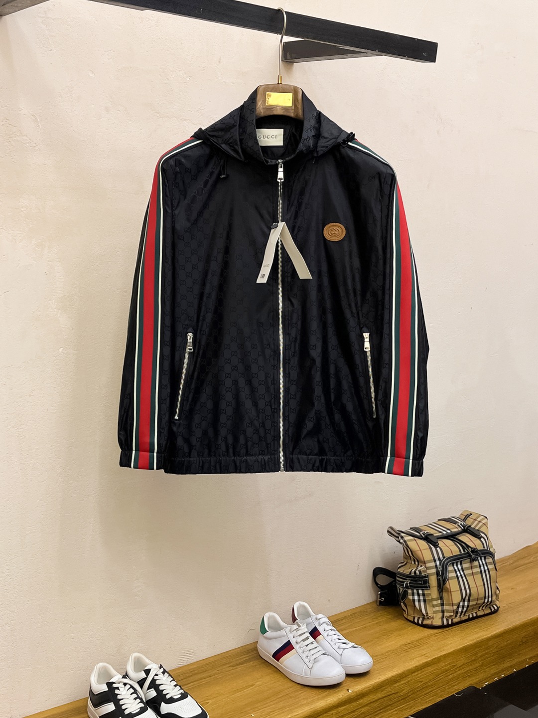 NO:523005,Gucci's new spring jacket 2025, the new product on the show is perfect, comfortable and warm, the three standards have a complete color and full and attractive color, and the very outstanding design easily advances the sense of fashion, the workmanship is extremely exquisite and rigorous, and the wiring is neat and meticulous!  A masterpiece of a big-name designer!  The upper body doesn't look bloated and super handsome!  Spot code M ~ XXXL,,gucci,jackets & coats,jackets & coats,alexander wang19860909古驰 2025春季新款夹克外套,秀场新品品相非常完美,舒适保暖,三标齐全色泽饱满诱人,非常出彩的设计,轻松将时髦感进阶,做工极为考究严谨,走线工整细致！大牌设计师巨作！上身不显臃肿、超级帅气！现货码数M ～ XXXL,,gucci,jackets & coats,jackets & coats,alexander wang,Men's clothing