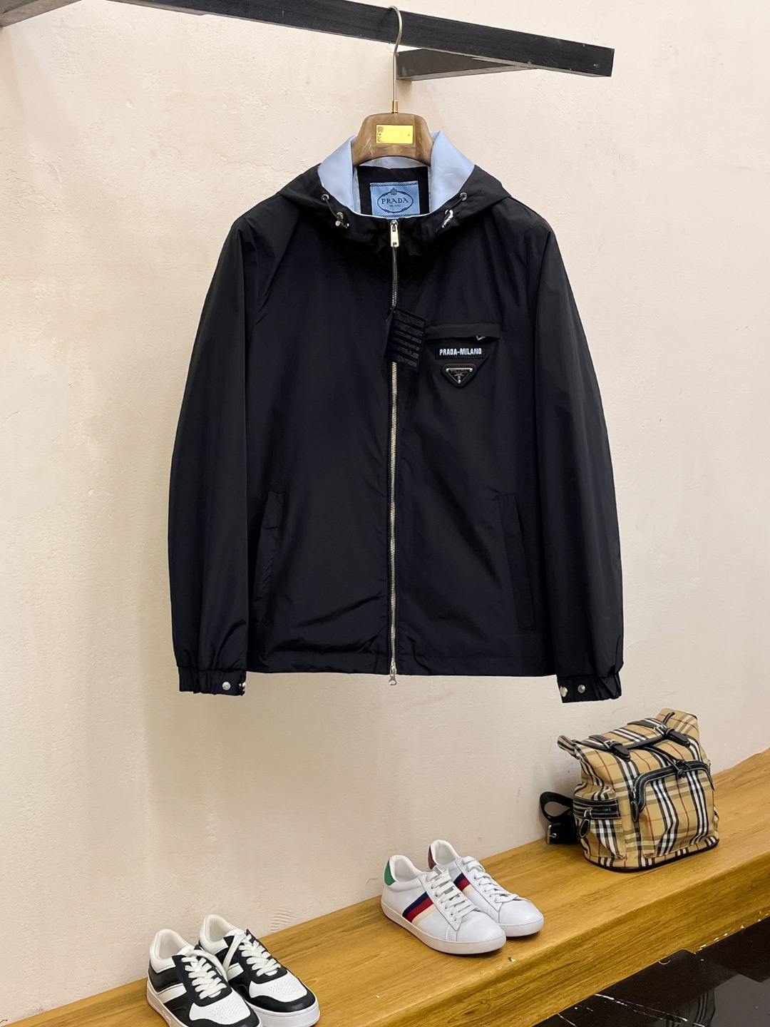 NO:523016,Prada's new spring jacket 2025, the new product on the show is perfect, comfortable and warm, the three-standard complete colors and full and attractive, and the very outstanding design easily advances the sense of fashion. The workmanship is extremely exquisite and rigorous, and the wiring is neat and meticulous!  A masterpiece of a big-name designer!  The upper body doesn't look bloated and super handsome!  Spot code M ~ XXXL,,prada,jackets & coats,jackets & coats,alexander wang19860909普拉达 2025春季新款夹克外套,秀场新品品相非常完美,舒适保暖,三标齐全色泽饱满诱人,非常出彩的设计,轻松将时髦感进阶,做工极为考究严谨,走线工整细致！大牌设计师巨作！上身不显臃肿、超级帅气！现货码数M ～ XXXL,,prada,jackets & coats,jackets & coats,alexander wang,Men's clothing