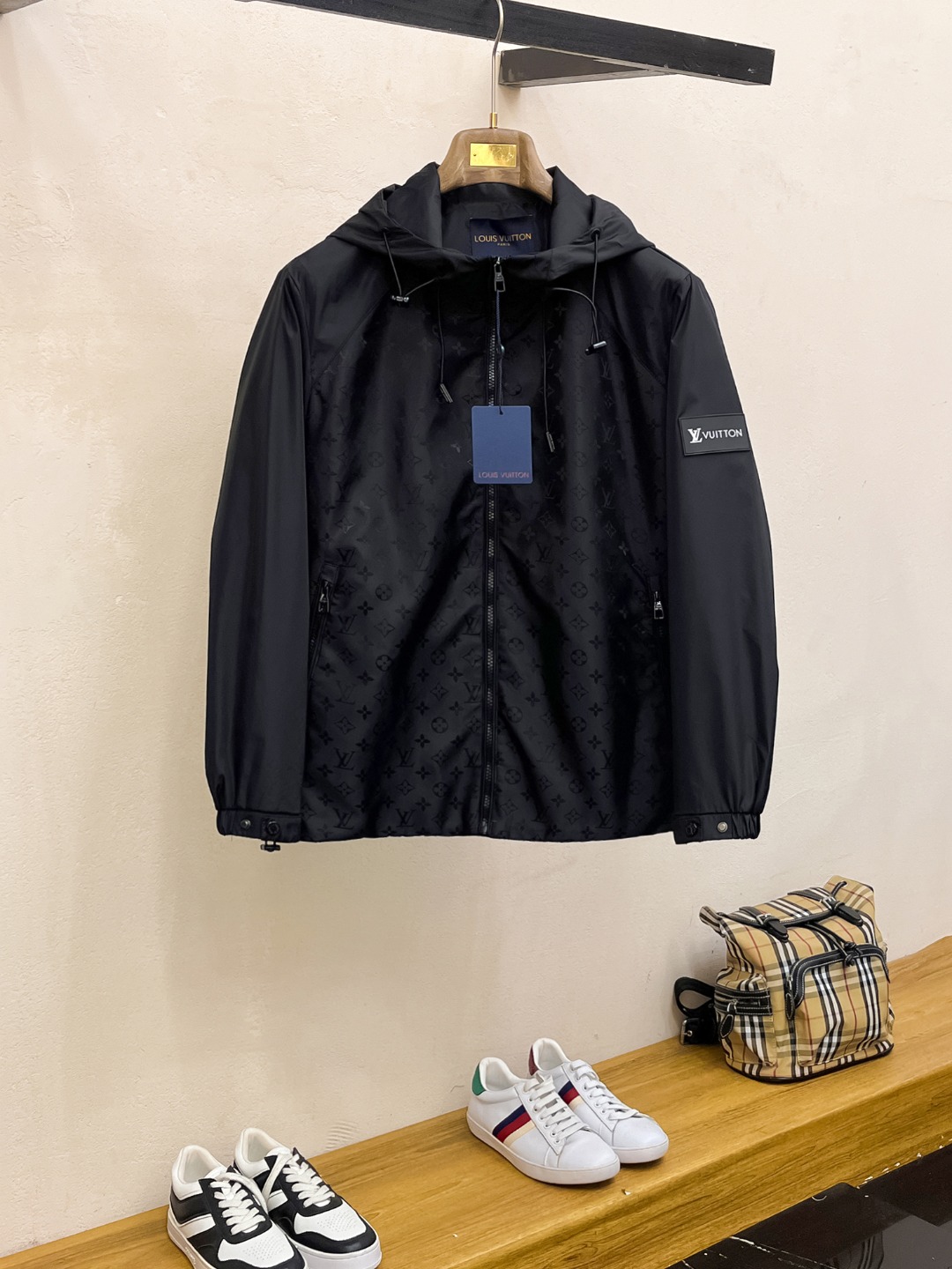 NO:522996,Lv2025 spring new jacket jacket, the new product on the show is perfect, comfortable and warm, the three standards are complete in color and full and attractive, and the very outstanding design easily advances the sense of fashion. The workmanship is extremely exquisite and rigorous, and the wiring is neat and meticulous!  A masterpiece of a big-name designer!  The upper body doesn't look bloated and super handsome!  Spot code M ~ XXXL,,louis vuitton,jackets & coats,jackets & coats,alexander wang19860909Lv2025春季新款夹克外套,秀场新品品相非常完美,舒适保暖,三标齐全色泽饱满诱人,非常出彩的设计,轻松将时髦感进阶,做工极为考究严谨,走线工整细致！大牌设计师巨作！上身不显臃肿、超级帅气！现货码数M ～ XXXL,,louis vuitton,jackets & coats,jackets & coats,alexander wang,Men's clothing