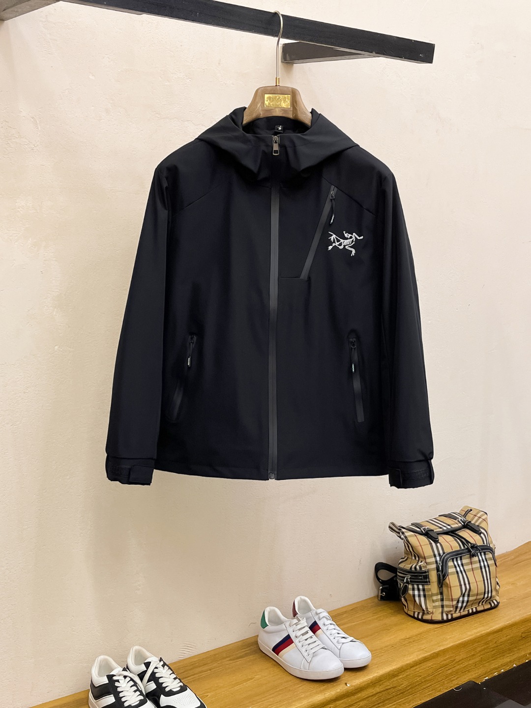 NO:523019,Archaeopteryx 2025 spring new jacket jacket, the new product on the show is perfect, comfortable and warm, the three standards are complete in color and full and attractive, and the very outstanding design easily advances the sense of fashion. The workmanship is extremely exquisite and rigorous, and the wiring is neat and meticulous!  A masterpiece of a big-name designer!  The upper body doesn't look bloated and super handsome!  Spot code M ~ XXXL,arc'teryx,jackets & coats,jackets & coats,alexander wang19860909始祖鸟2025春季新款夹克外套,秀场新品品相非常完美,舒适保暖,三标齐全色泽饱满诱人,非常出彩的设计,轻松将时髦感进阶,做工极为考究严谨,走线工整细致！大牌设计师巨作！上身不显臃肿、超级帅气！现货码数M ～ XXXL,arc'teryx,jackets & coats,jackets & coats,alexander wang,Men's clothing