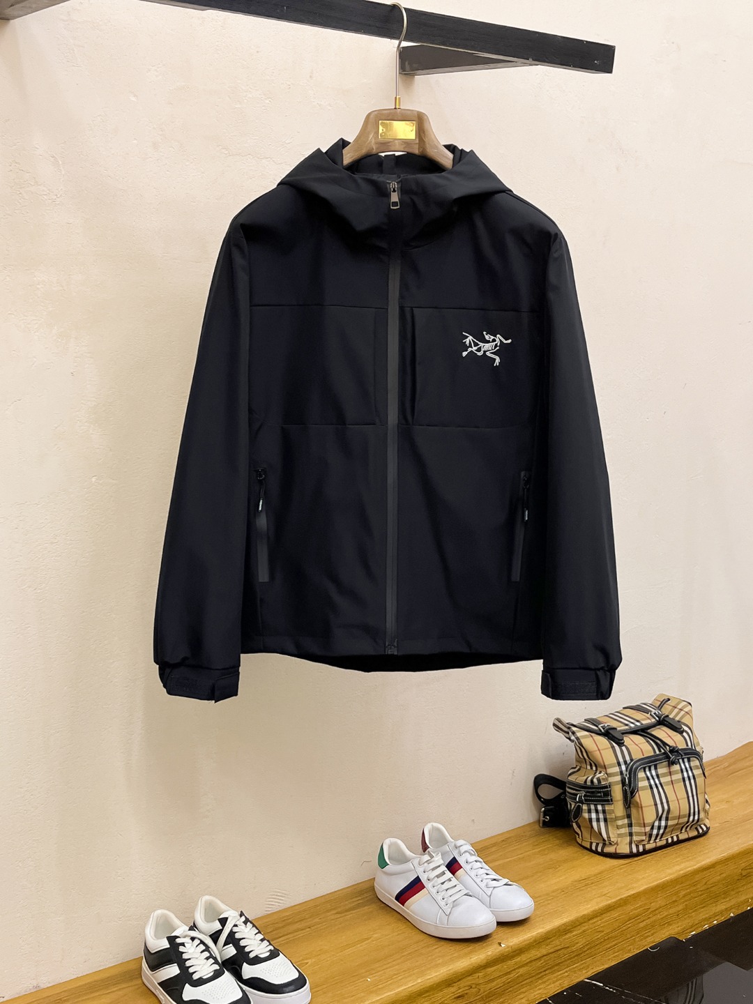 NO:523002,Archaeopteryx 2025 spring new jacket jacket, the new product on the show is perfect, comfortable and warm, the three standards are complete in color and full and attractive, and the very outstanding design easily advances the sense of fashion. The workmanship is extremely exquisite and rigorous, and the wiring is neat and meticulous!  A masterpiece of a big-name designer!  The upper body doesn't look bloated and super handsome!  Spot code M ~ XXXL,arc'teryx,jackets & coats,jackets & coats,alexander wang19860909始祖鸟2025春季新款夹克外套,秀场新品品相非常完美,舒适保暖,三标齐全色泽饱满诱人,非常出彩的设计,轻松将时髦感进阶,做工极为考究严谨,走线工整细致！大牌设计师巨作！上身不显臃肿、超级帅气！现货码数M ～ XXXL,arc'teryx,jackets & coats,jackets & coats,alexander wang,Men's clothing