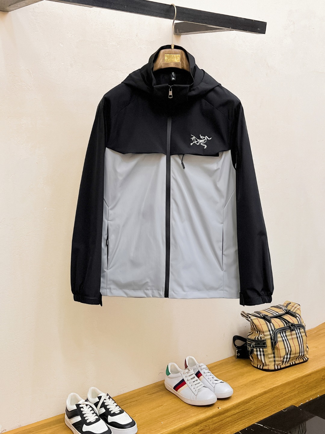 NO:523022,Archaeopteryx 2025 spring new jacket jacket, the new product on the show is perfect, comfortable and warm, the three standards are complete in color and full and attractive, and the very outstanding design easily advances the sense of fashion. The workmanship is extremely exquisite and rigorous, and the wiring is neat and meticulous!  A masterpiece of a big-name designer!  The upper body doesn't look bloated and super handsome!  Spot code M ~ XXXL,arc'teryx,jackets & coats,jackets & coats,alexander wang19860909始祖鸟2025春季新款夹克外套,秀场新品品相非常完美,舒适保暖,三标齐全色泽饱满诱人,非常出彩的设计,轻松将时髦感进阶,做工极为考究严谨,走线工整细致！大牌设计师巨作！上身不显臃肿、超级帅气！现货码数M ～ XXXL,arc'teryx,jackets & coats,jackets & coats,alexander wang,Men's clothing