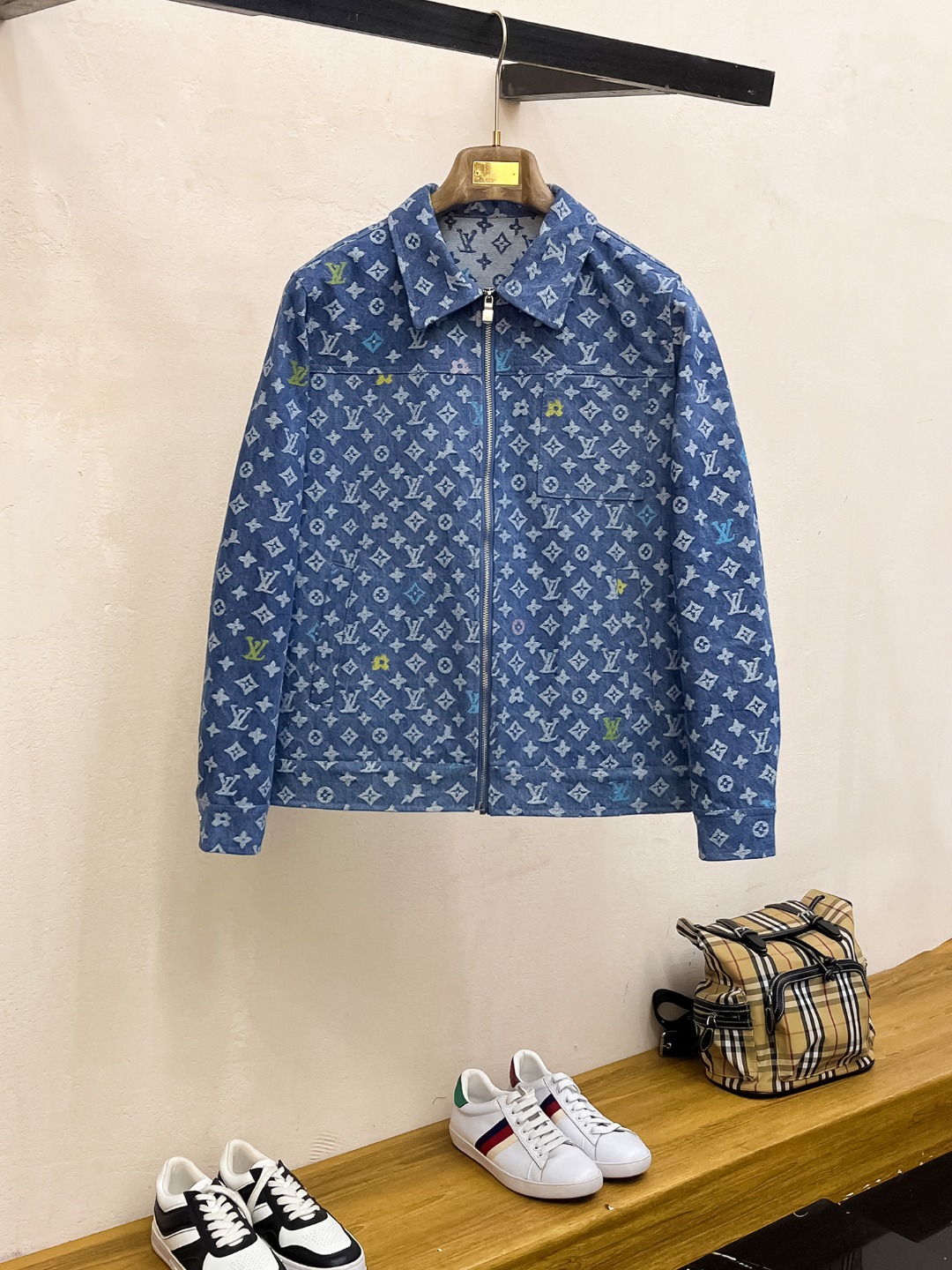 NO:522999,Louis Vuitton LV high-quality new 2025 spring denim jacket, the new product on the show is perfect, the memory fabric is comfortable and warm, the three standards are complete, the colors are full and attractive, and the very outstanding design easily advances the sense of fashion, the workmanship is extremely exquisite and rigorous, and the wiring is neat and meticulous!  A masterpiece of a big-name designer!  The upper body doesn't look bloated and super handsome!  Spot code M ~ XXXL placing an order to report height and weight!  ,,louis vuitton,louis vuitton,jackets & coats,jackets & coats,alexander wang19860909路易威登LV 高品质2025春季新款牛仔夹克外套,秀场新品品相非常完美,记忆面料舒适保暖,三标齐全,色泽饱满诱人,非常出彩的设计,轻松将时髦感进阶,做工极为考究严谨,走线工整细致！大牌设计师巨作！上身不显臃肿、超级帅气！现货码数M ～ XXXL下单报身高体重！,,louis vuitton,louis vuitton,jackets & coats,jackets & coats,alexander wang,Men's clothing