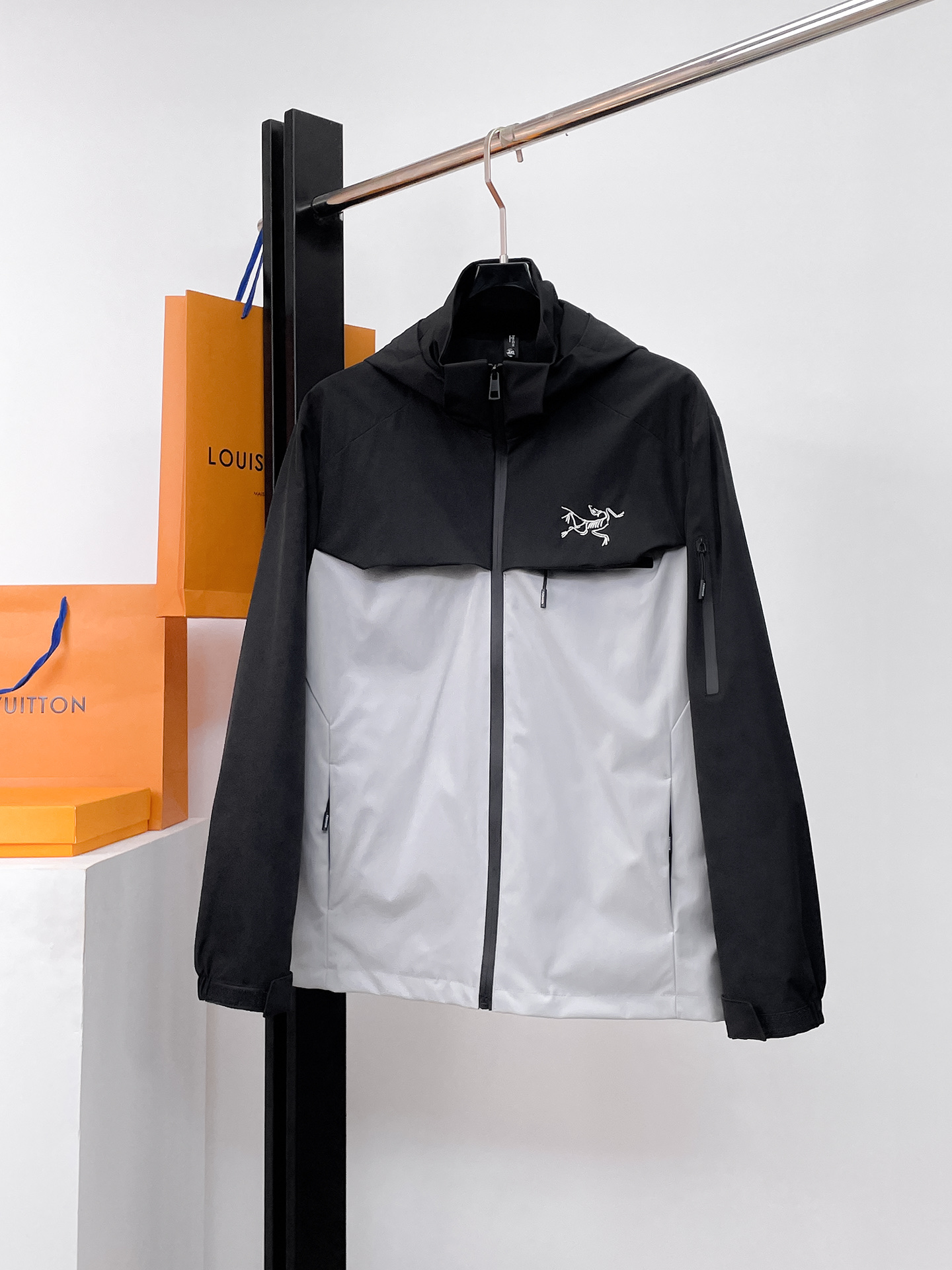 NO:526189,Archaeopteryx is the same as the official website, and is released in advance!  2025 autumn new men's jacket, original single three-standard full high-end version!  Customized fabrics for counters are breathable and comfortable, with impeccable details, and the brand element design concept reflects high quality. The feel is delicate and soft!  It is casually cut, with a great upper body style!  Number of code M~3XL, maximum wear 195 catties.,arc'teryx,jackets & coats,jackets & coats,alexander wang19860909始祖鸟 官网同款,提前发售！2025秋季新款男士夹克外套,原单三标齐全高端版本！专柜定制面料 透气舒适度高,细节无可挑剔,品牌元素设计理念,体现高品质.手感细腻柔软！呈现休闲裁剪,上身版型超赞！码数M～3XL,最大穿195斤.,arc'teryx,jackets & coats,jackets & coats,alexander wang,Men's clothing