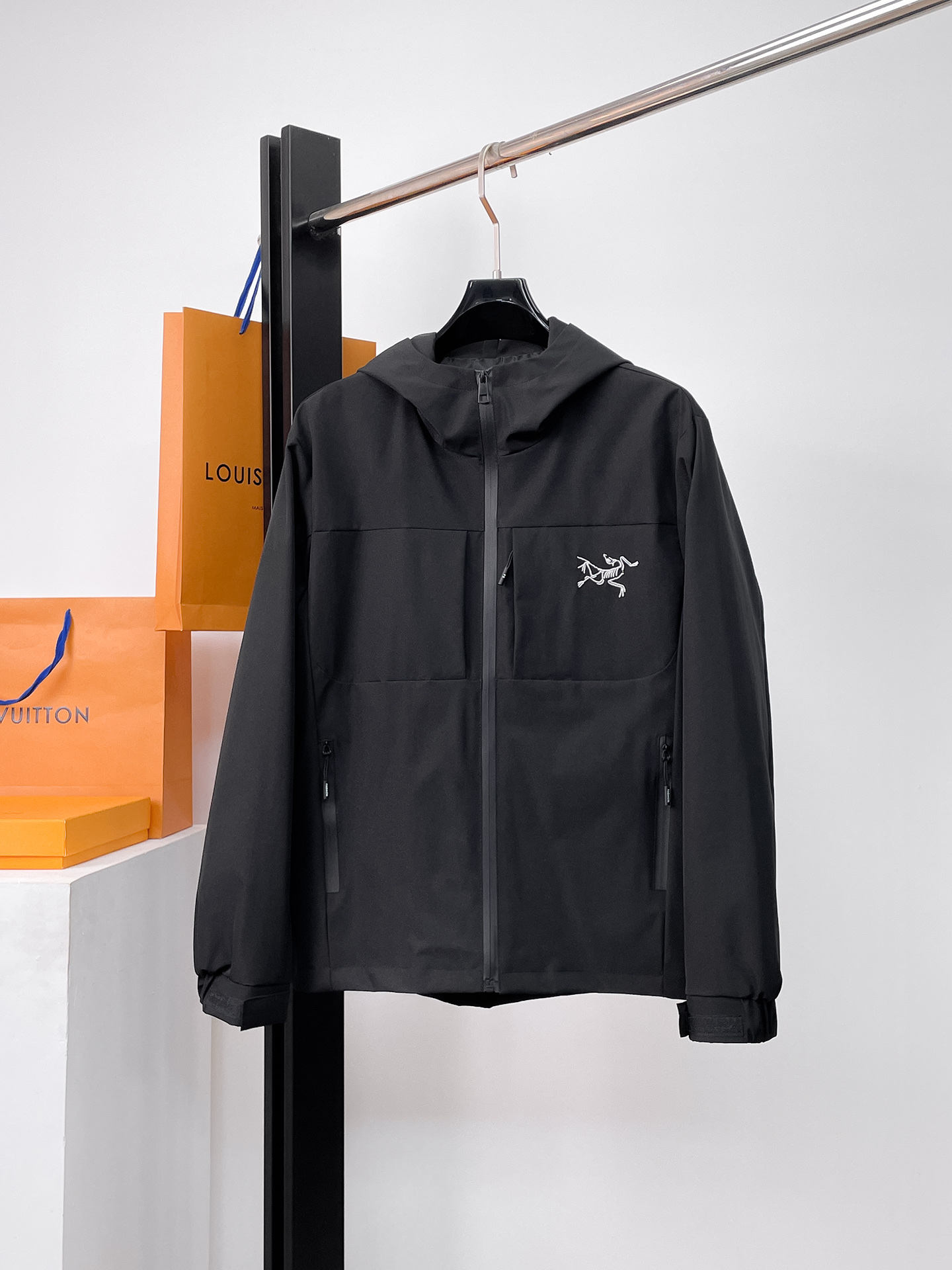 NO:526173,Archaeopteryx is the same as the official website, and is released in advance!  2025 autumn new men's jacket, original single three-standard full high-end version!  Customized fabrics for counters are breathable and comfortable, with impeccable details, and the brand element design concept reflects high quality. The feel is delicate and soft!  It is casually cut, with a great upper body style!  Number of code M~3XL, maximum wear 195 catties.,arc'teryx,jackets & coats,jackets & coats,alexander wang19860909始祖鸟 官网同款,提前发售！2025秋季新款男士夹克外套,原单三标齐全高端版本！专柜定制面料 透气舒适度高,细节无可挑剔,品牌元素设计理念,体现高品质.手感细腻柔软！呈现休闲裁剪,上身版型超赞！码数M～3XL,最大穿195斤.,arc'teryx,jackets & coats,jackets & coats,alexander wang,Men's clothing