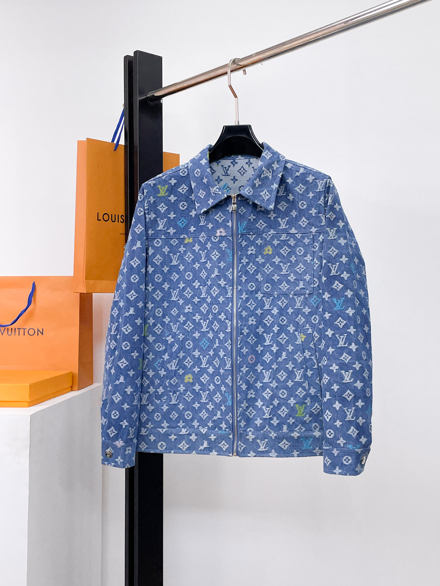 NO:526182,Louis Vuitton LV 2025 autumn new denim jacket, the new product on the show is perfect, the memory fabric is comfortable and warm, the three standards are complete and full and attractive in color, and the very outstanding design easily advances the sense of fashion, the workmanship is extremely exquisite and rigorous, and the wiring is neat and meticulous!  A masterpiece of a big-name designer!  The upper body doesn't look bloated and super handsome!  Spot code M ~ XXXL is about 200 kilograms long, and the height and weight are reported by placing an order!  ,,louis vuitton,louis vuitton,jackets & coats,jackets & coats,alexander wang19860909路易威登LV 2025秋季新款牛仔夹克外套,秀场新品品相非常完美,记忆面料舒适保暖,三标齐全色泽饱满诱人,非常出彩的设计,轻松将时髦感进阶,做工极为考究严谨,走线工整细致！大牌设计师巨作！上身不显臃肿、超级帅气！现货码数M ～ XXXL最大穿200斤左右,下单报身高体重！,,louis vuitton,louis vuitton,jackets & coats,jackets & coats,alexander wang,Men's clothing