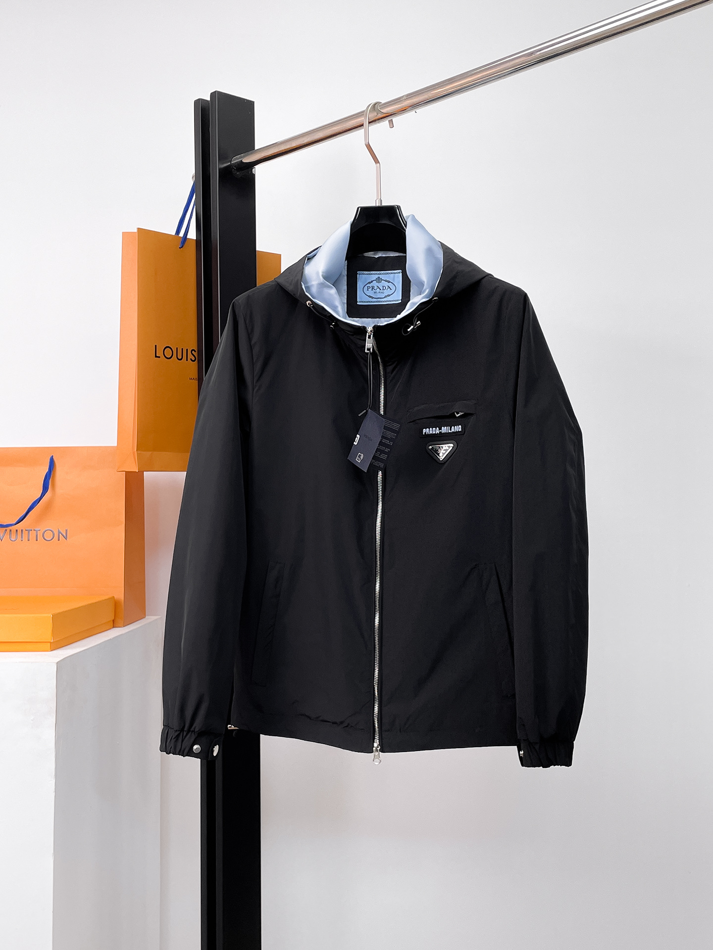 NO:526176,Prada's same model on the official website, released in advance!  2025 autumn new men's jacket, original single three-standard full high-end version!  Customized fabrics for counters are breathable and comfortable, with impeccable details, and the brand element design concept reflects high quality. The feel is delicate and soft!  It is casually cut, with a great upper body style!  Number of code M~3XL, maximum wear 195 catties.,,prada, jackets & coats, jackets & coats,alexander wang19860909普拉达 官网同款,提前发售！2025秋季新款男士夹克外套,原单三标齐全高端版本！专柜定制面料 透气舒适度高,细节无可挑剔,品牌元素设计理念,体现高品质.手感细腻柔软！呈现休闲裁剪,上身版型超赞！码数M～3XL,最大穿195斤.,,prada,jackets & coats,jackets & coats,alexander wang,Men's clothing