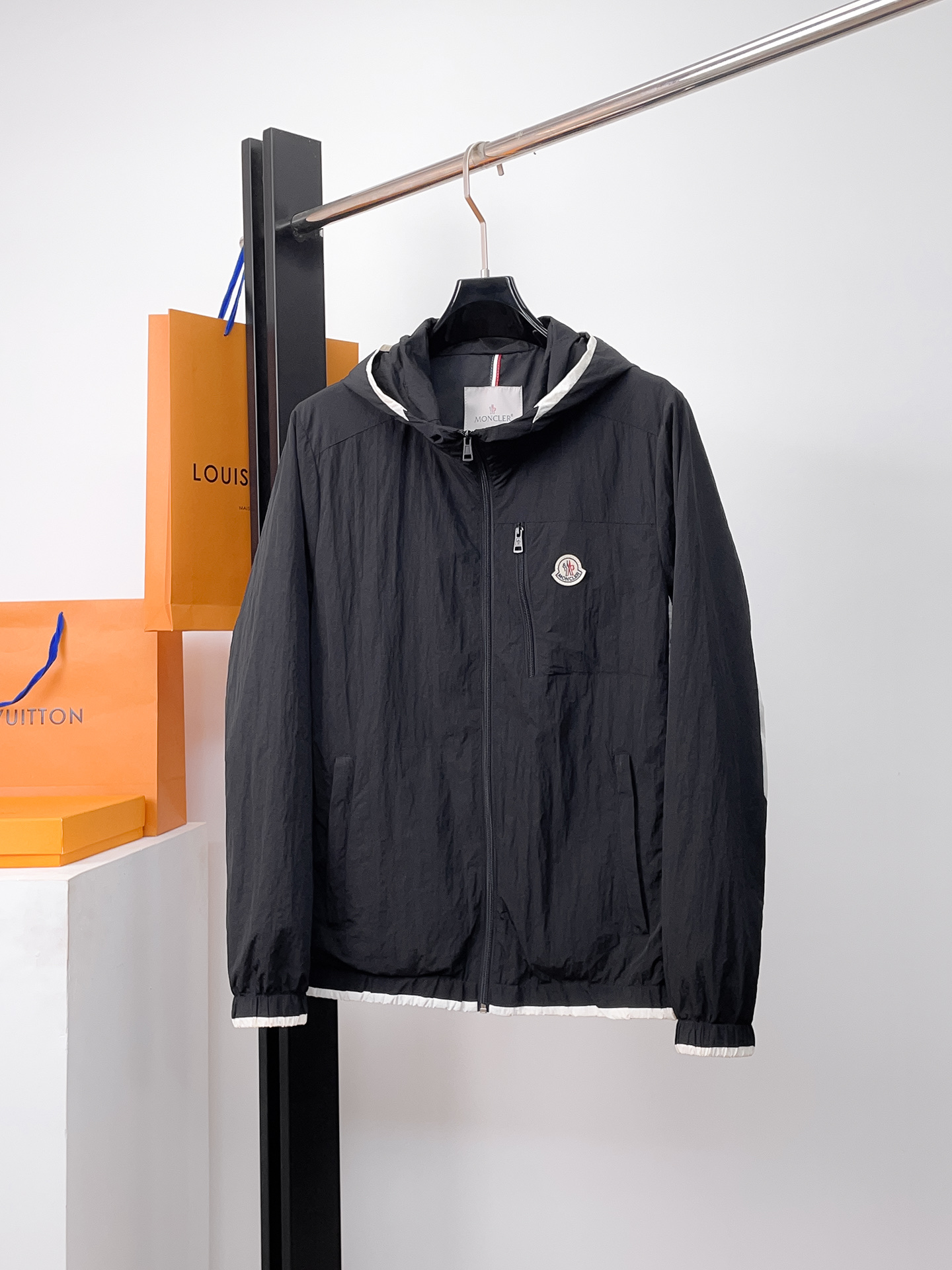 NO:526187,The same style on the official website, released in advance!  2025 autumn new men's jacket, original single three-standard full high-end version!  Customized fabrics for counters are breathable and comfortable, with impeccable details, and the brand element design concept reflects high quality. The feel is delicate and soft!  It is casually cut, with a great upper body style!  Number of code M~3XL, maximum wear 195 catties., Moncler, jackets & coats, jackets & coats, alexander wang19860909蒙口 官网同款,提前发售！2025秋季新款男士夹克外套,原单三标齐全高端版本！专柜定制面料 透气舒适度高,细节无可挑剔,品牌元素设计理念,体现高品质.手感细腻柔软！呈现休闲裁剪,上身版型超赞！码数M～3XL,最大穿195斤.,,Moncler,jackets & coats,jackets & coats,alexander wang,Men's clothing