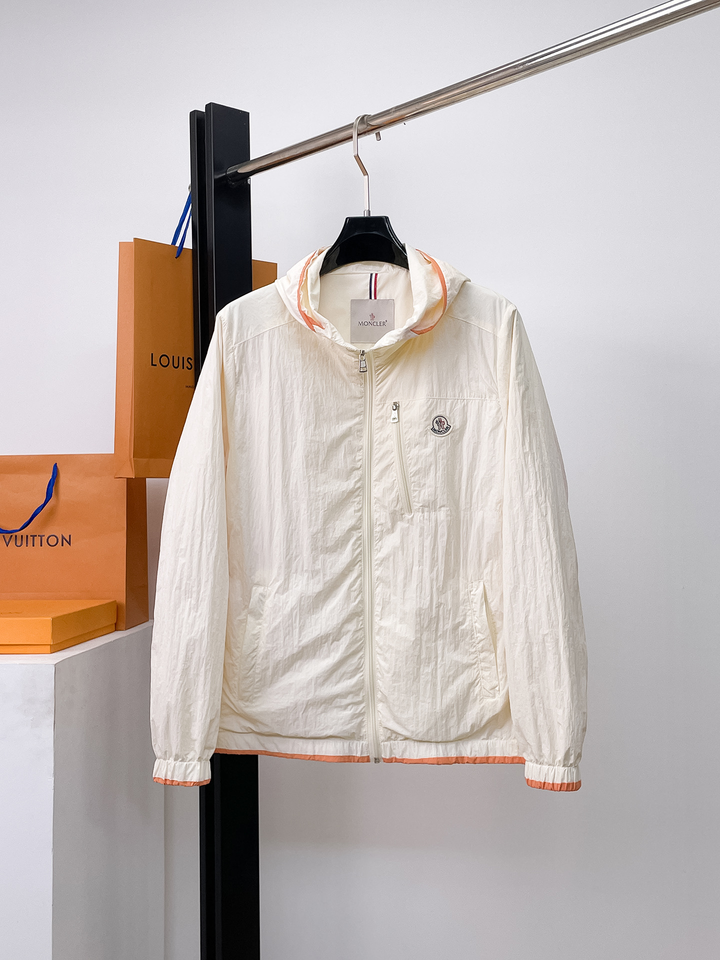 NO:526179,The same style on the official website, released in advance!  2025 autumn new men's jacket, original single three-standard full high-end version!  Customized fabrics for counters are breathable and comfortable, with impeccable details, and the brand element design concept reflects high quality. The feel is delicate and soft!  It is casually cut, with a great upper body style!  Number of code M~3XL, maximum wear 195 catties., Moncler, jackets & coats, jackets & coats, alexander wang19860909蒙口 官网同款,提前发售！2025秋季新款男士夹克外套,原单三标齐全高端版本！专柜定制面料 透气舒适度高,细节无可挑剔,品牌元素设计理念,体现高品质.手感细腻柔软！呈现休闲裁剪,上身版型超赞！码数M～3XL,最大穿195斤.,,Moncler,jackets & coats,jackets & coats,alexander wang,Men's clothing