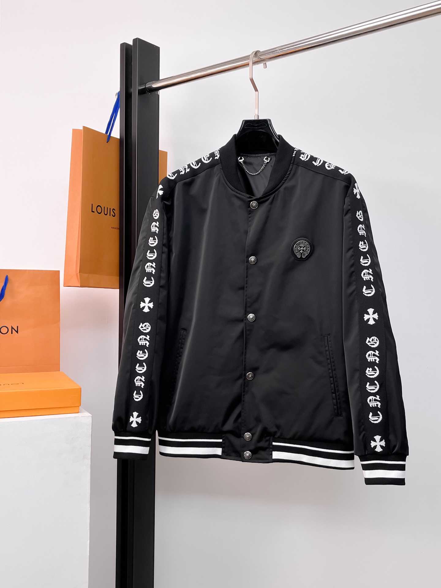 NO:526155,The same model on the official website, released in advance!  2025 autumn new men's jacket, original single three-standard full high-end version!  Customized fabrics for counters are breathable and comfortable, with impeccable details, and the brand element design concept reflects high quality. The feel is delicate and soft!  It is casually cut, with a great upper body style!  Number of code M~3XL, maximum wear 195 catties., chrome hearts, jackets & coats, jackets & coats, alexander wang19860909克罗心 官网同款,提前发售！2025秋季新款男士夹克外套,原单三标齐全高端版本！专柜定制面料 透气舒适度高,细节无可挑剔,品牌元素设计理念,体现高品质.手感细腻柔软！呈现休闲裁剪,上身版型超赞！码数M～3XL,最大穿195斤.,,chrome hearts,jackets & coats,jackets & coats,alexander wang,Men's clothing