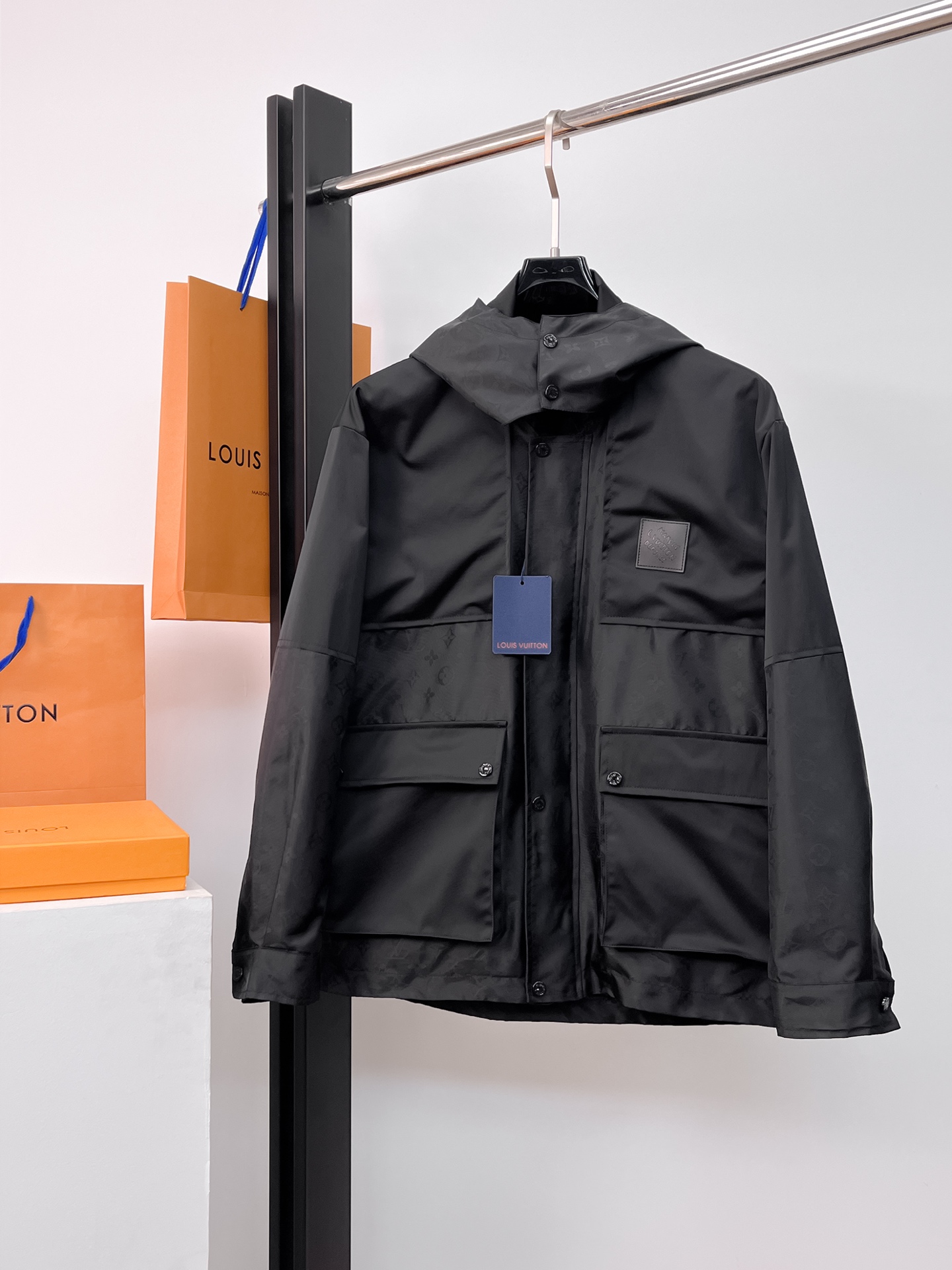 NO:526181,The same model on the official website of Lv, released in advance!  2025 autumn new men's jacket, original single three-standard full high-end version!  Customized fabrics for counters are breathable and comfortable, with impeccable details, and the brand element design concept reflects high quality. The feel is delicate and soft!  It is casually cut, with a great upper body style!  Number of code M~3XL, maximum wear 195 catties., louis vuitton, jackets & coats, jackets & coats, alexander wang19860909Lv 官网同款,提前发售！2025秋季新款男士夹克外套,原单三标齐全高端版本！专柜定制面料 透气舒适度高,细节无可挑剔,品牌元素设计理念,体现高品质.手感细腻柔软！呈现休闲裁剪,上身版型超赞！码数M～3XL,最大穿195斤.,,louis vuitton,jackets & coats,jackets & coats,alexander wang,Men's clothing