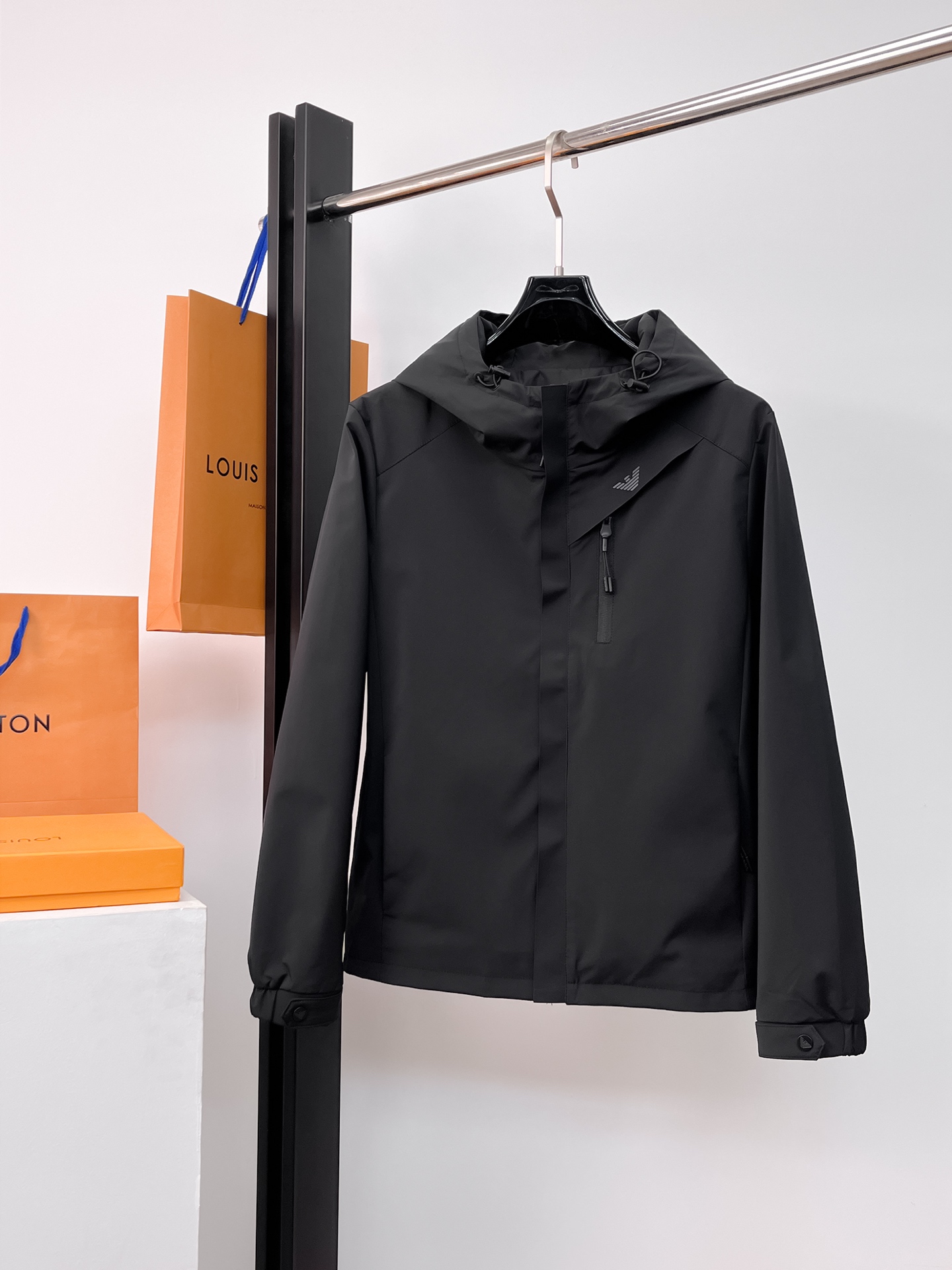 NO:526178,Armani's same model on the official website, released in advance!  2025 autumn new men's jacket, original single three-standard full high-end version!  Customized fabrics for counters are breathable and comfortable, with impeccable details, and the brand element design concept reflects high quality. The feel is delicate and soft!  It is casually cut, with a great upper body style!  Number of code M~3XL, maximum wear 195 kilograms.,,armani, jackets & coats, jackets & coats,alexander wang19860909阿玛尼 官网同款,提前发售！2025秋季新款男士夹克外套,原单三标齐全高端版本！专柜定制面料 透气舒适度高,细节无可挑剔,品牌元素设计理念,体现高品质.手感细腻柔软！呈现休闲裁剪,上身版型超赞！码数M～3XL,最大穿195斤.,,armani,jackets & coats,jackets & coats,alexander wang,Men's clothing