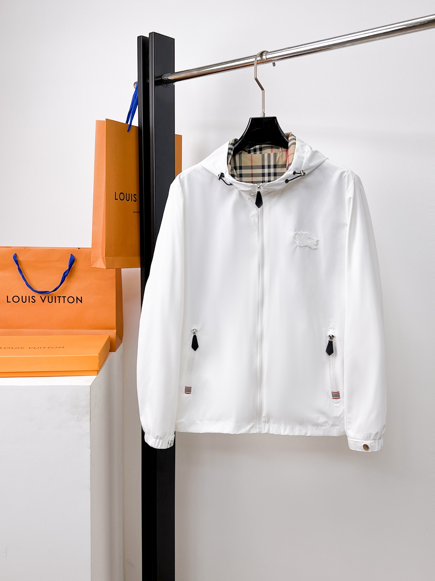 NO:526158,The same model on Burberry's official website, released in advance!  2025 autumn new men's jacket, original single three-standard full high-end version!  Customized fabrics for counters are breathable and comfortable, with impeccable details, and the brand element design concept reflects high quality. The feel is delicate and soft!  It is casually cut, with a great upper body style!  The size M~3XL, the maximum wear is 195 catties., burberry, jackets & coats, jackets & coats, alexander wang19860909巴宝莉官网同款,提前发售！2025秋季新款男士夹克外套,原单三标齐全高端版本！专柜定制面料 透气舒适度高,细节无可挑剔,品牌元素设计理念,体现高品质.手感细腻柔软！呈现休闲裁剪,上身版型超赞！码数M～3XL,最大穿195斤.,,burberry,jackets & coats,jackets & coats,alexander wang,Men's clothing