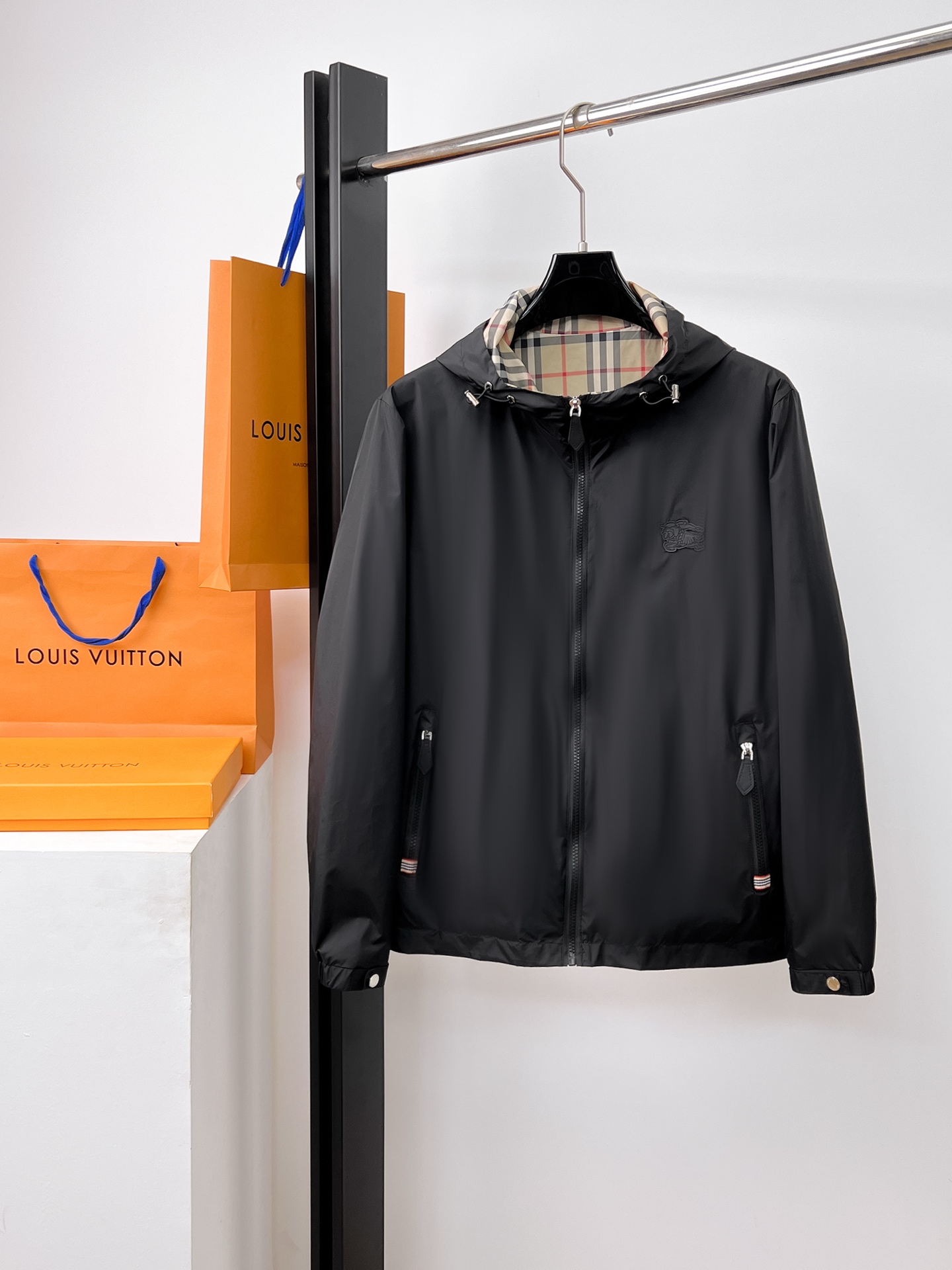 NO:526161,Burberry's official website is the same model, released in advance!  2025 autumn new men's jacket, original single three-standard full high-end version!  Customized fabrics for counters are breathable and comfortable, with impeccable details, and the brand element design concept reflects high quality. The feel is delicate and soft!  It is casually cut, with a great upper body style!  The size M~3XL, the maximum wear is 195 catties., burberry, jackets & coats, jackets & coats, alexander wang19860909巴宝莉 官网同款,提前发售！2025秋季新款男士夹克外套,原单三标齐全高端版本！专柜定制面料 透气舒适度高,细节无可挑剔,品牌元素设计理念,体现高品质.手感细腻柔软！呈现休闲裁剪,上身版型超赞！码数M～3XL,最大穿195斤.,,burberry,jackets & coats,jackets & coats,alexander wang,Men's clothing