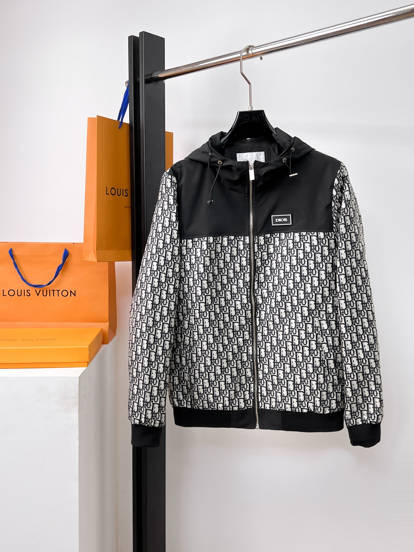 NO:526164,Dior's official website is the same model, released in advance!  2025 autumn new men's jacket, original single three-standard full high-end version!  Customized fabrics for counters are breathable and comfortable, with impeccable details, and the brand element design concept reflects high quality. The feel is delicate and soft!  It is casually cut, with a great upper body style!  The size M~3XL, the maximum wear is 195 catties.,dior, jackets & coats, jackets & coats, alexander wang19860909迪奥 官网同款,提前发售！2025秋季新款男士夹克外套,原单三标齐全高端版本！专柜定制面料 透气舒适度高,细节无可挑剔,品牌元素设计理念,体现高品质.手感细腻柔软！呈现休闲裁剪,上身版型超赞！码数M～3XL,最大穿195斤.,,dior,jackets & coats,jackets & coats,alexander wang,Men's clothing