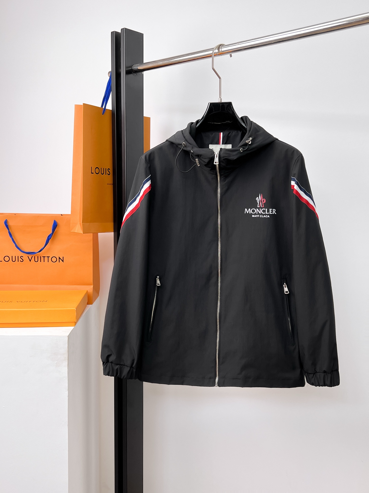 NO:526167,The same style on the official website of Mengkou, released in advance!  2025 autumn new men's jacket, original single three-standard full high-end version!  Customized fabrics for counters are breathable and comfortable, with impeccable details, and the brand element design concept reflects high quality. The feel is delicate and soft!  It is casually cut, with a great upper body style!  Number of code M~3XL, maximum wear 195 catties., Moncler, jackets & coats, jackets & coats, alexander wang19860909蒙口官网同款,提前发售！2025秋季新款男士夹克外套,原单三标齐全高端版本！专柜定制面料 透气舒适度高,细节无可挑剔,品牌元素设计理念,体现高品质.手感细腻柔软！呈现休闲裁剪,上身版型超赞！码数M～3XL,最大穿195斤.,,Moncler,jackets & coats,jackets & coats,alexander wang,Men's clothing