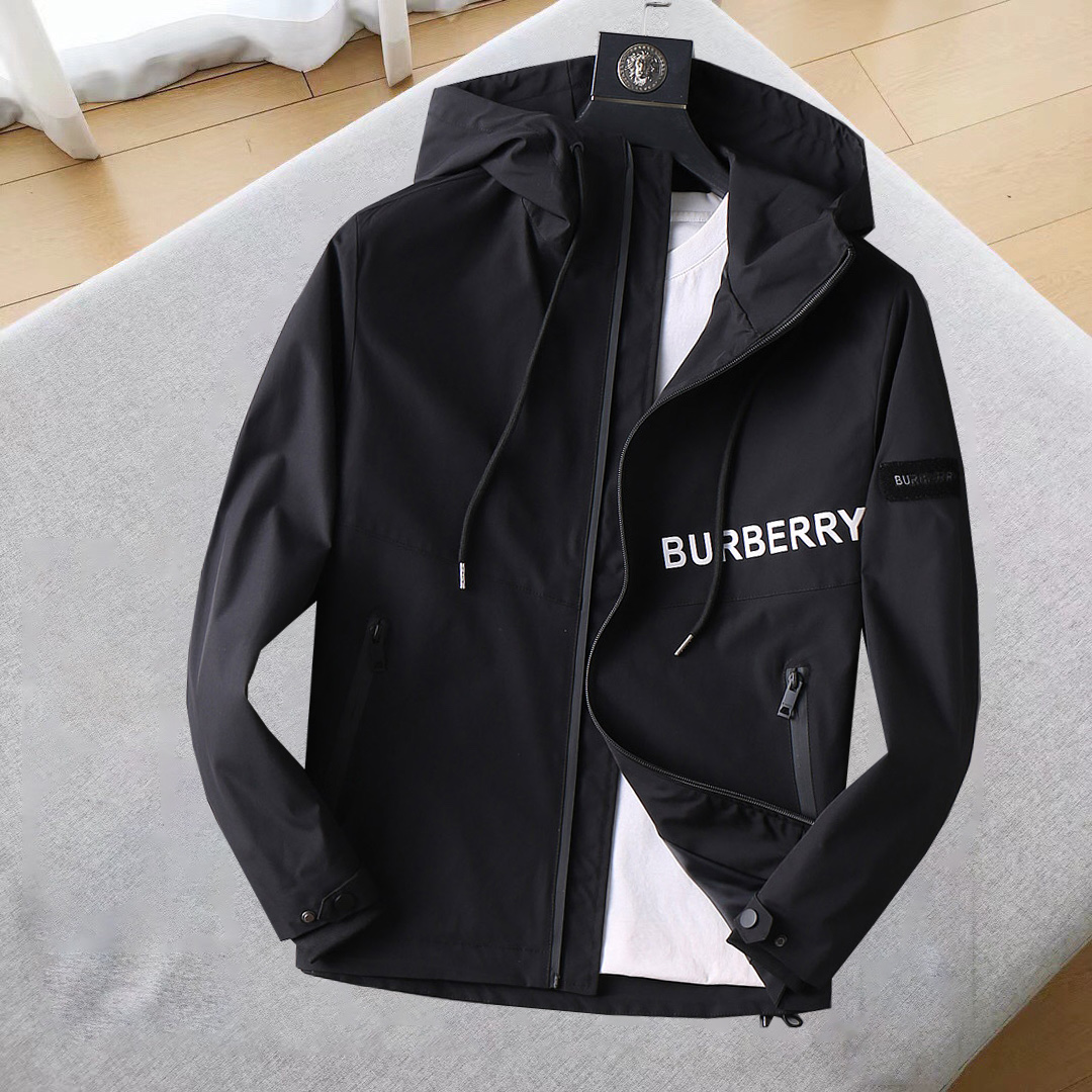 NO:685185,Burberry's 2025 new autumn jacket, the new product on the show is in perfect condition, the memory fabric is comfortable and warm, and the three-color standard is complete and the color is full and attractive. The very outstanding design can easily enhance the fashion sense. The workmanship is extremely sophisticated and rigorous, and the wiring is neat and meticulous!  A masterpiece from a famous designer!  The upper body does not look bloated and is super handsome!  The current sizes are M ~  ,,burberry,jackets & coats,jackets & coats,19860909巴宝莉 2025秋季新款夹克外套,秀场新品品相非常完美,记忆面料舒适保暖,三标齐全色泽饱满诱人,非常出彩的设计,轻松将时髦感进阶,做工极为考究严谨,走线工整细致！大牌设计师巨作！上身不显臃肿、超级帅气！现货码数M ～ XXXL最大穿200斤左右,下单报身高体重！,,burberry,jackets & coats,jackets & coats,,Men's clothing