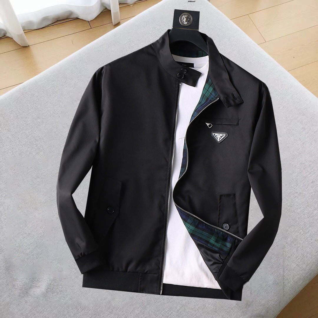 NO:685191,Prada's 2025 new autumn jacket, the new product on the show is in perfect condition, the memory fabric is comfortable and warm, and the three-dimensional standard is complete and the color is full and attractive. The very outstanding design can easily enhance the fashion sense. The workmanship is extremely sophisticated and rigorous, and the wiring is neat and meticulous!  A masterpiece from a famous designer!  The upper body does not look bloated and is super handsome!  Available sizes are from M to XXXL, and the maximum size is around 50 pounds. Please state your height and weight when placing an order!  ,,prada,jackets & coats,jackets & coats,19860909普拉达 2025秋季新款夹克外套,秀场新品品相非常完美,记忆面料舒适保暖,三标齐全色泽饱满诱人,非常出彩的设计,轻松将时髦感进阶,做工极为考究严谨,走线工整细致！大牌设计师巨作！上身不显臃肿、超级帅气！现货码数M ～ XXXL最大穿斤左右,下单报身高体重！,,prada,jackets & coats,jackets & coats,,Men's clothing