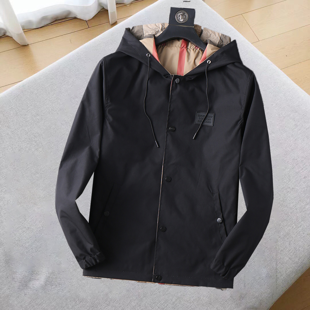 NO:685206,Burberry's 2025 new autumn jacket, the new product on the show is in perfect condition, the memory fabric is comfortable and warm, and the three-color standard is complete and the color is full and attractive. The very outstanding design can easily enhance the fashion sense. The workmanship is extremely sophisticated and rigorous, and the wiring is neat and meticulous!  A masterpiece from a famous designer!  The upper body does not look bloated and is super handsome!  The current sizes are M ~  ,,burberry,jackets & coats,jackets & coats,19860909巴宝莉 2025秋季新款夹克外套,秀场新品品相非常完美,记忆面料舒适保暖,三标齐全色泽饱满诱人,非常出彩的设计,轻松将时髦感进阶,做工极为考究严谨,走线工整细致！大牌设计师巨作！上身不显臃肿、超级帅气！现货码数M ～ XXXL最大穿200斤左右,下单报身高体重！,,burberry,jackets & coats,jackets & coats,,Men's clothing