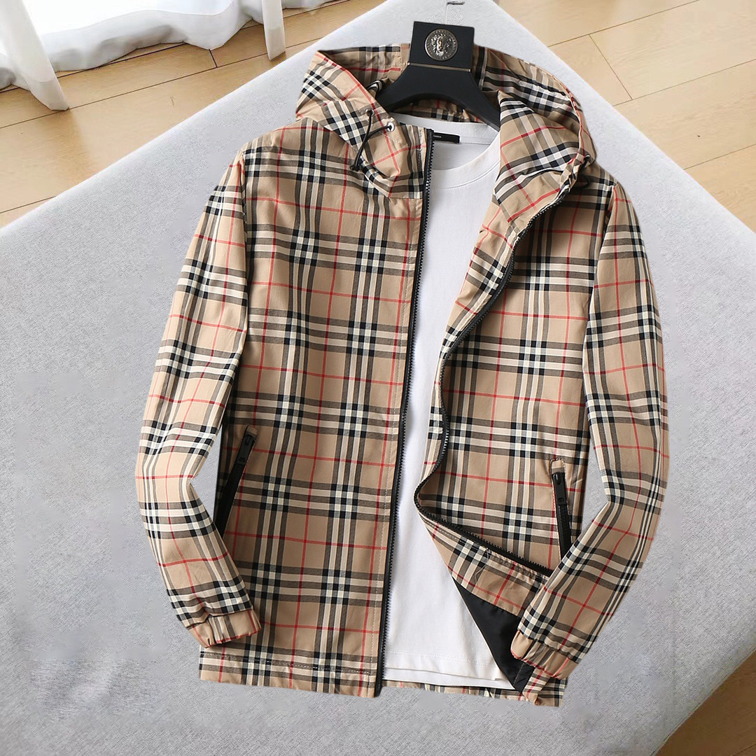 NO:685214,Burberry's 2025 new autumn jacket, the new product on the show is in perfect condition, the memory fabric is comfortable and warm, and the three-color standard is complete and the color is full and attractive. The very outstanding design can easily enhance the fashion sense. The workmanship is extremely sophisticated and rigorous, and the wiring is neat and meticulous!  A masterpiece from a famous designer!  The upper body does not look bloated and is super handsome!  The current sizes are M ~  ,,burberry,jackets & coats,jackets & coats,19860909巴宝莉 2025秋季新款夹克外套,秀场新品品相非常完美,记忆面料舒适保暖,三标齐全色泽饱满诱人,非常出彩的设计,轻松将时髦感进阶,做工极为考究严谨,走线工整细致！大牌设计师巨作！上身不显臃肿、超级帅气！现货码数M ～ XXXL最大穿200斤左右,下单报身高体重！,,burberry,jackets & coats,jackets & coats,,Men's clothing
