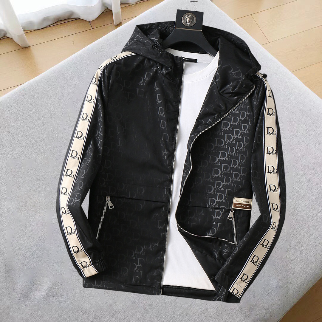 NO:685183,Dior's 2025 autumn new jacket, the new product on the show is in perfect condition, the memory fabric is comfortable and warm, and the three labels are complete, the color is full and attractive, the very outstanding design can easily enhance the fashion sense, the workmanship is extremely sophisticated and rigorous, and the wiring is neat and meticulous!  A masterpiece from a famous designer!  The upper body does not look bloated and is super handsome!  The current sizes are M ~  ,,dior,jackets & coats,jackets & coats,19860909迪奥2025秋季新款夹克外套,秀场新品品相非常完美,记忆面料舒适保暖,三标齐全色泽饱满诱人,非常出彩的设计,轻松将时髦感进阶,做工极为考究严谨,走线工整细致！大牌设计师巨作！上身不显臃肿、超级帅气！现货码数M ～ XXXL最大穿200斤左右,下单报身高体重！,,dior,jackets & coats,jackets & coats,,Men's clothing