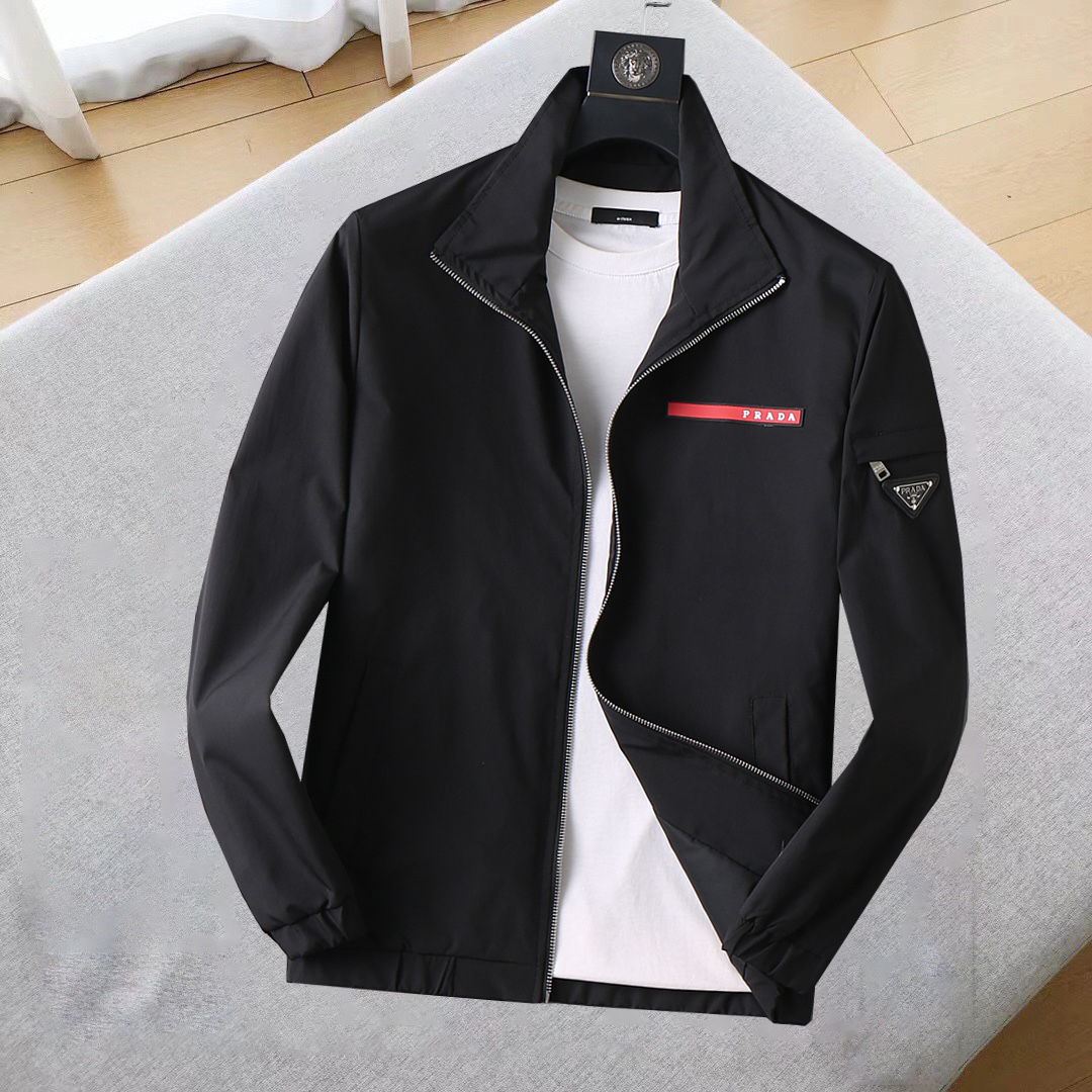 NO:685193,Prada's 2025 new autumn jacket, the new product on the show is in perfect condition, the memory fabric is comfortable and warm, and the three-dimensional standard is complete and the color is full and attractive. The very outstanding design can easily enhance the fashion sense. The workmanship is extremely sophisticated and rigorous, and the wiring is neat and meticulous!  A masterpiece from a famous designer!  The upper body does not look bloated and is super handsome!  Available sizes are from M to XXXL, and the maximum size is around 50 pounds. Please state your height and weight when placing an order!  ,,prada,jackets & coats,jackets & coats,19860909普拉达 2025秋季新款夹克外套,秀场新品品相非常完美,记忆面料舒适保暖,三标齐全色泽饱满诱人,非常出彩的设计,轻松将时髦感进阶,做工极为考究严谨,走线工整细致！大牌设计师巨作！上身不显臃肿、超级帅气！现货码数M ～ XXXL最大穿斤左右,下单报身高体重！,,prada,jackets & coats,jackets & coats,,Men's clothing