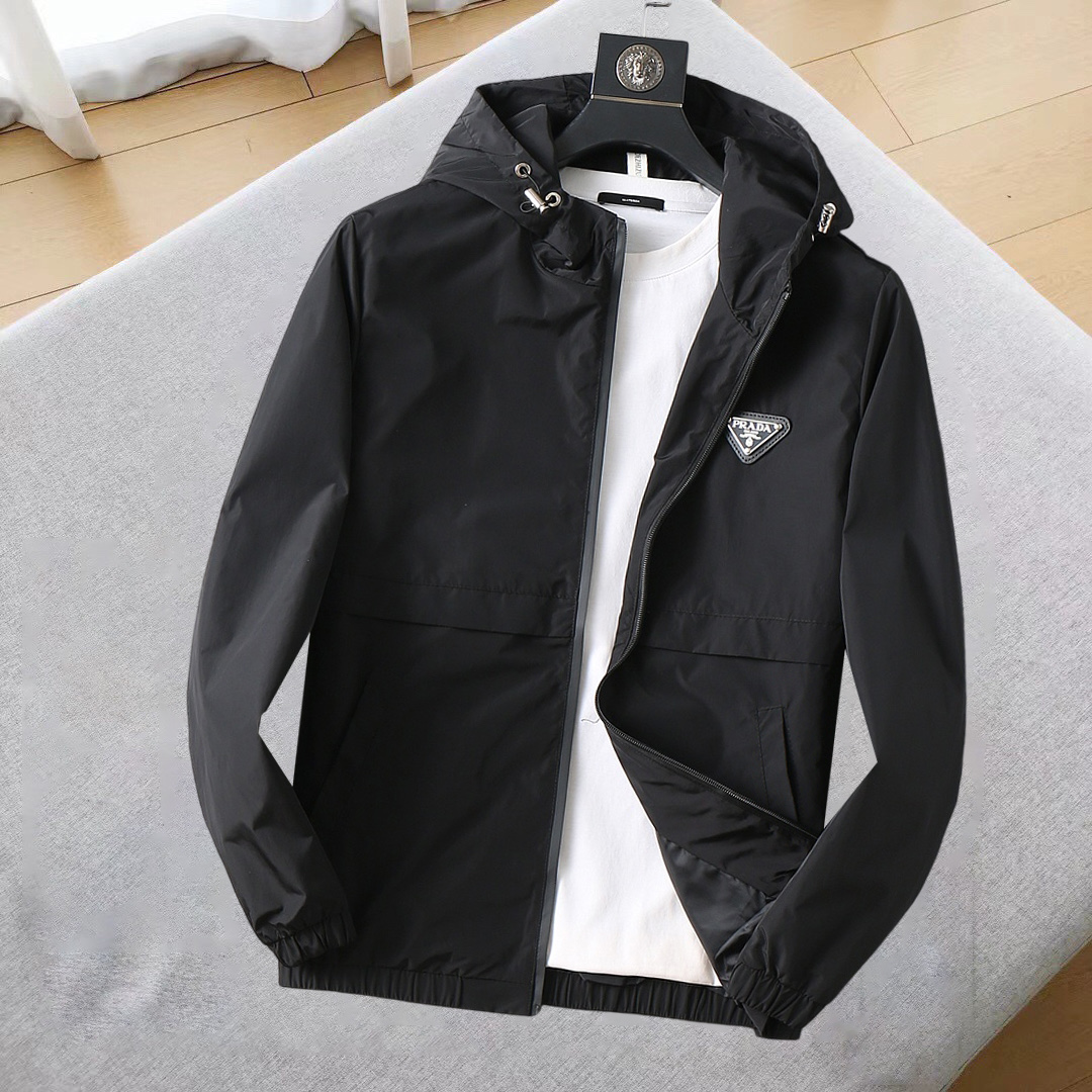 NO:685198,Prada's 2025 new autumn jacket, the new product on the show is in perfect condition, the memory fabric is comfortable and warm, and the three-dimensional standard is complete and the color is full and attractive. The very outstanding design can easily enhance the fashion sense. The workmanship is extremely sophisticated and rigorous, and the wiring is neat and meticulous!  A masterpiece from a famous designer!  The upper body does not look bloated and is super handsome!  The current sizes are M ~  ,,prada,jackets & coats,jackets & coats,19860909普拉达 2025秋季新款夹克外套,秀场新品品相非常完美,记忆面料舒适保暖,三标齐全色泽饱满诱人,非常出彩的设计,轻松将时髦感进阶,做工极为考究严谨,走线工整细致！大牌设计师巨作！上身不显臃肿、超级帅气！现货码数M ～ XXXL最大穿200斤左右,下单报身高体重！,,prada,jackets & coats,jackets & coats,,Men's clothing