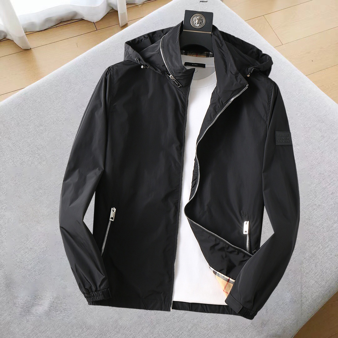 NO:685200,Burberry's 2025 new autumn jacket, the new product on the show is in perfect condition, the memory fabric is comfortable and warm, and the three-color standard is complete and the color is full and attractive. The very outstanding design can easily enhance the fashion sense. The workmanship is extremely sophisticated and rigorous, and the wiring is neat and meticulous!  A masterpiece from a famous designer!  The upper body does not look bloated and is super handsome!  The current sizes are M ~  ,,burberry,jackets & coats,jackets & coats,19860909巴宝莉 2025秋季新款夹克外套,秀场新品品相非常完美,记忆面料舒适保暖,三标齐全色泽饱满诱人,非常出彩的设计,轻松将时髦感进阶,做工极为考究严谨,走线工整细致！大牌设计师巨作！上身不显臃肿、超级帅气！现货码数M ～ XXXL最大穿200斤左右,下单报身高体重！,,burberry,jackets & coats,jackets & coats,,Men's clothing