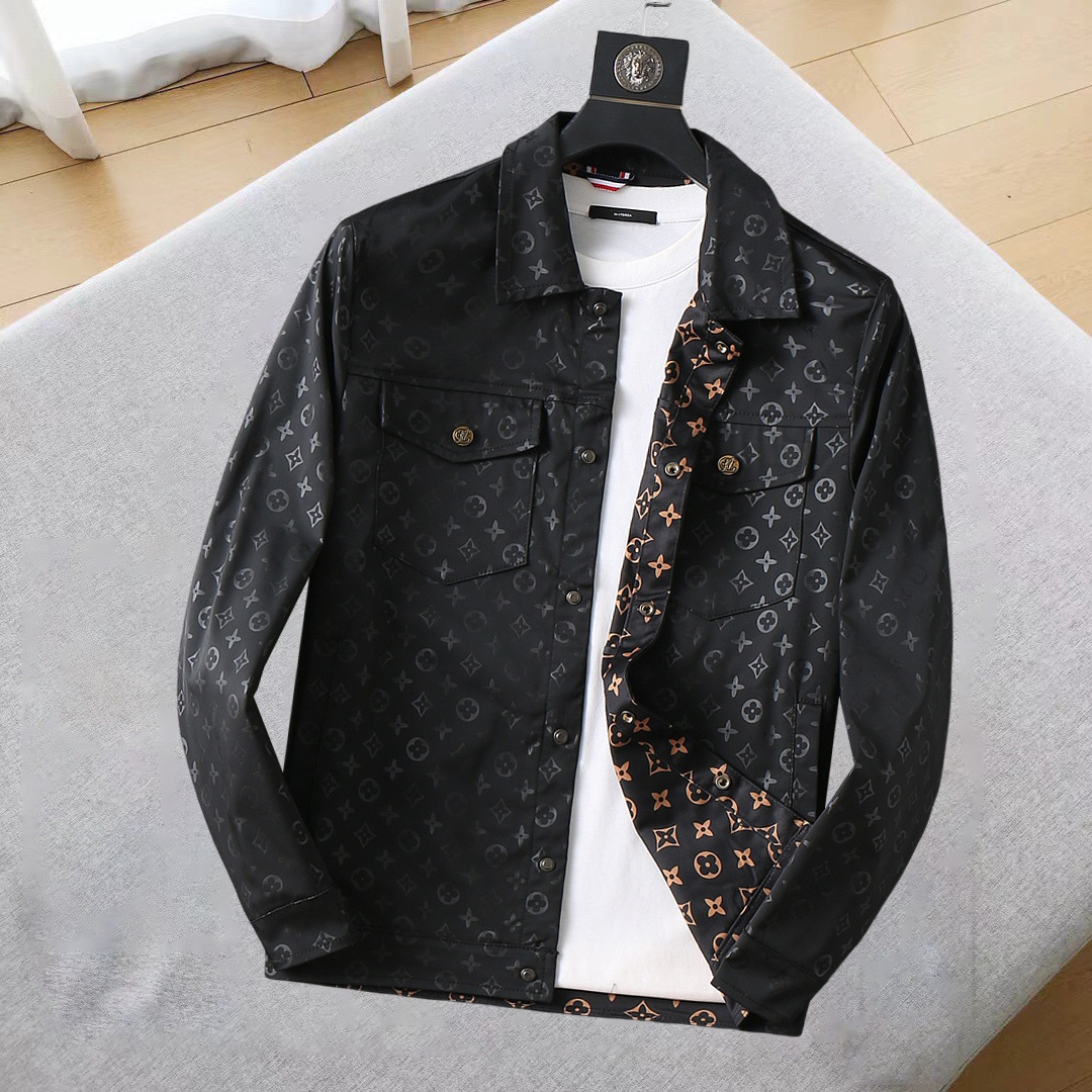 NO:685208,Lv2025 new autumn jacket, the new product on the show is in perfect condition, the memory fabric is comfortable and warm, the three labels are complete, the color is full and attractive, the very outstanding design can easily enhance the fashion sense, the workmanship is extremely sophisticated and rigorous, and the wiring is neat and meticulous!  A masterpiece from a famous designer!  The upper body does not look bloated and is super handsome!  The current sizes are M ~  ,,louis vuitton,jackets & coats,jackets & coats,19860909Lv2025秋季新款夹克外套,秀场新品品相非常完美,记忆面料舒适保暖,三标齐全色泽饱满诱人,非常出彩的设计,轻松将时髦感进阶,做工极为考究严谨,走线工整细致！大牌设计师巨作！上身不显臃肿、超级帅气！现货码数M ～ XXXL最大穿200斤左右,下单报身高体重！,,louis vuitton,jackets & coats,jackets & coats,,Men's clothing
