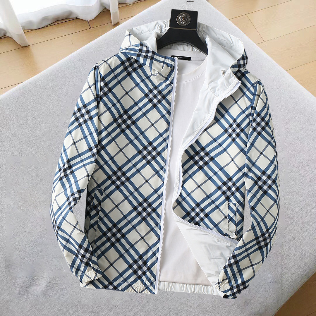 NO:685220,Burberry's 2025 new autumn jacket, the new product on the show is in perfect condition, the memory fabric is comfortable and warm, and the three-color standard is complete and the color is full and attractive. The very outstanding design can easily enhance the fashion sense. The workmanship is extremely sophisticated and rigorous, and the wiring is neat and meticulous!  A masterpiece from a famous designer!  The upper body does not look bloated and is super handsome!  The current sizes are M ~  ,,burberry,jackets & coats,jackets & coats,19860909巴宝莉 2025秋季新款夹克外套,秀场新品品相非常完美,记忆面料舒适保暖,三标齐全色泽饱满诱人,非常出彩的设计,轻松将时髦感进阶,做工极为考究严谨,走线工整细致！大牌设计师巨作！上身不显臃肿、超级帅气！现货码数M ～ XXXL最大穿200斤左右,下单报身高体重！,,burberry,jackets & coats,jackets & coats,,Men's clothing