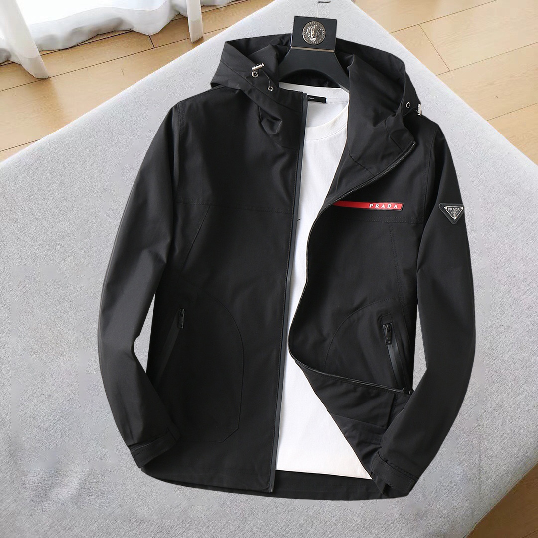 NO:685226,Prada's 2025 new autumn jacket, the new product on the show is in perfect condition, the memory fabric is comfortable and warm, and the three-dimensional standard is complete and the color is full and attractive. The very outstanding design can easily enhance the fashion sense. The workmanship is extremely sophisticated and rigorous, and the wiring is neat and meticulous!  A masterpiece from a famous designer!  The upper body does not look bloated and is super handsome!  The current sizes are M ~  ,,prada,jackets & coats,jackets & coats,19860909普拉达 2025秋季新款夹克外套,秀场新品品相非常完美,记忆面料舒适保暖,三标齐全色泽饱满诱人,非常出彩的设计,轻松将时髦感进阶,做工极为考究严谨,走线工整细致！大牌设计师巨作！上身不显臃肿、超级帅气！现货码数M ～ XXXL最大穿200斤左右,下单报身高体重！,,prada,jackets & coats,jackets & coats,,Men's clothing