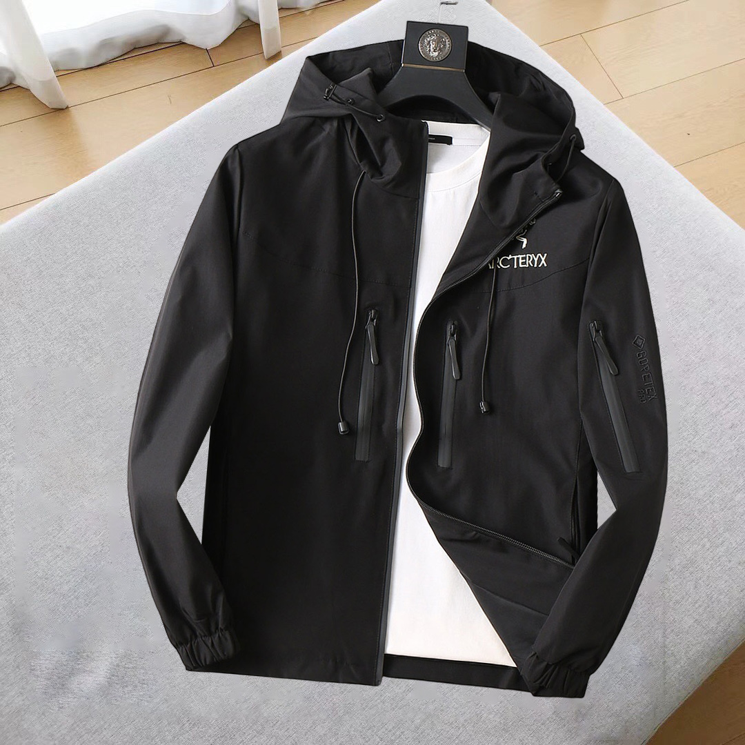 NO:685246,Arc'teryx 2025 new autumn jacket, the new product on the show is in perfect condition, the memory fabric is comfortable and warm, and the three colors are complete and the color is full and attractive. The very outstanding design can easily enhance the fashion sense. The workmanship is extremely sophisticated and rigorous, and the wiring is neat and meticulous!  A masterpiece from a famous designer!  The upper body does not look bloated and is super handsome!  The current sizes are M ~  ,arc'teryx,jackets & coats,jackets & coats,19860909始祖鸟 2025秋季新款夹克外套,秀场新品品相非常完美,记忆面料舒适保暖,三标齐全色泽饱满诱人,非常出彩的设计,轻松将时髦感进阶,做工极为考究严谨,走线工整细致！大牌设计师巨作！上身不显臃肿、超级帅气！现货码数M ～ XXXL最大穿200斤左右,下单报身高体重！,arc'teryx,jackets & coats,jackets & coats,,Men's clothing