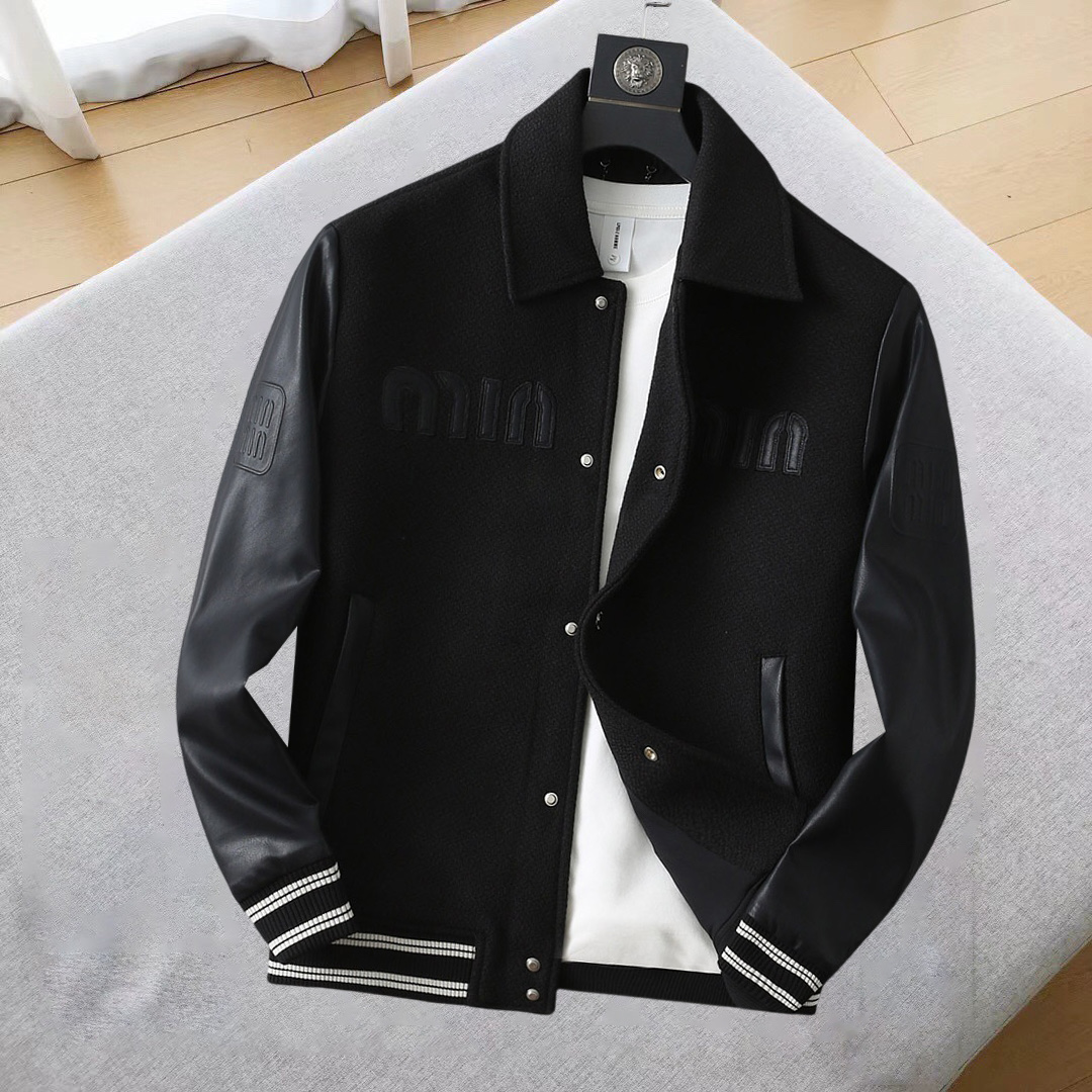 NO:685260,miumiu 2025 new autumn jacket, the new product on the show is in perfect condition, the memory fabric is comfortable and warm, the three-color standard is complete, the color is full and attractive, the very outstanding design can easily enhance the fashion sense, the workmanship is extremely sophisticated and rigorous, and the wiring is neat and meticulous!  A masterpiece from a famous designer!  The upper body does not look bloated and is super handsome!  The current sizes are M ~  ,,miumiu,jackets & coats,jackets & coats,19860909miumiu 缪缪 2025秋季新款夹克外套,秀场新品品相非常完美,记忆面料舒适保暖,三标齐全色泽饱满诱人,非常出彩的设计,轻松将时髦感进阶,做工极为考究严谨,走线工整细致！大牌设计师巨作！上身不显臃肿、超级帅气！现货码数M ～ XXXL最大穿200斤左右,下单报身高体重！,,miumiu,jackets & coats,jackets & coats,,Men's clothing