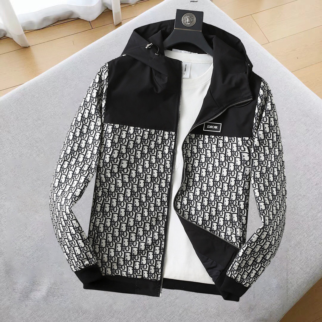 NO:685264,Dior's 2025 autumn new jacket, the new product on the show is in perfect condition, the memory fabric is comfortable and warm, and the three labels are complete, the color is full and attractive, the very outstanding design can easily enhance the fashion sense, the workmanship is extremely sophisticated and rigorous, and the wiring is neat and meticulous!  A masterpiece from a famous designer!  The upper body does not look bloated and is super handsome!  The current sizes are M ~  ,,dior,jackets & coats,jackets & coats,19860909迪奥2025秋季新款夹克外套,秀场新品品相非常完美,记忆面料舒适保暖,三标齐全色泽饱满诱人,非常出彩的设计,轻松将时髦感进阶,做工极为考究严谨,走线工整细致！大牌设计师巨作！上身不显臃肿、超级帅气！现货码数M ～ XXXL最大穿200斤左右,下单报身高体重！,,dior,jackets & coats,jackets & coats,,Men's clothing