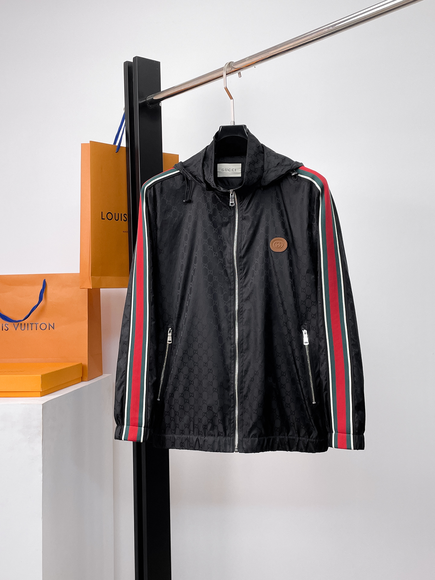 NO:526191,Gucci's official website is the same model, released in advance!  2025 autumn new men's jacket, original single three-standard full high-end version!  Customized fabrics for counters are breathable and comfortable, with impeccable details, and the brand element design concept reflects high quality. The feel is delicate and soft!  It is casually cut, with a great upper body style!  Number of code M~3XL, maximum wear 195 catties., gucci, jackets & coats, jackets & coats, alexander wang19860909古驰 官网同款,提前发售！2025秋季新款男士夹克外套,原单三标齐全高端版本！专柜定制面料 透气舒适度高,细节无可挑剔,品牌元素设计理念,体现高品质.手感细腻柔软！呈现休闲裁剪,上身版型超赞！码数M～3XL,最大穿195斤.,,gucci,jackets & coats,jackets & coats,alexander wang,Men's clothing