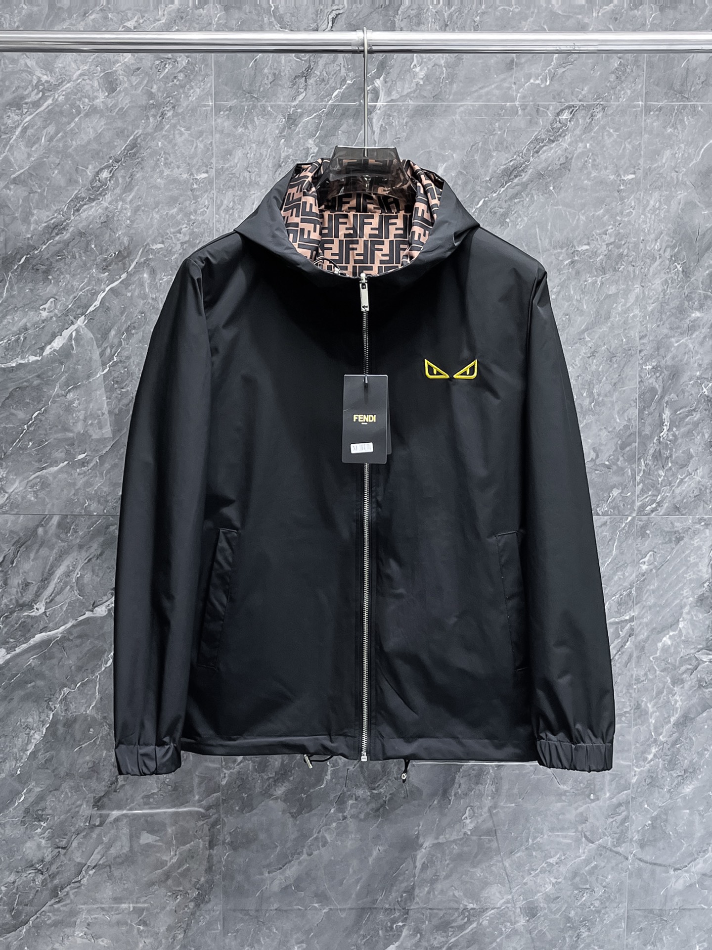 NO:656996,Fendi's 2025 new autumn jacket, the new product on the show is in perfect condition, the memory fabric is comfortable and warm, the three colors are complete, the color is full and attractive, the very outstanding design can easily enhance the fashion sense, the workmanship is extremely sophisticated and rigorous, and the wiring is neat and meticulous!  A masterpiece from a famous designer!  The upper body does not look bloated and is super handsome!  The current sizes are M ~  ,,fendi,jackets & coats,jackets & coats,alexander wang19860909芬迪 2025秋季新款夹克外套,秀场新品品相非常完美,记忆面料舒适保暖,三标齐全色泽饱满诱人,非常出彩的设计,轻松将时髦感进阶,做工极为考究严谨,走线工整细致！大牌设计师巨作！上身不显臃肿、超级帅气！现货码数M ～ XXXL最大穿200斤左右,下单报身高体重！,,fendi,jackets & coats,jackets & coats,alexander wang,Men's clothing