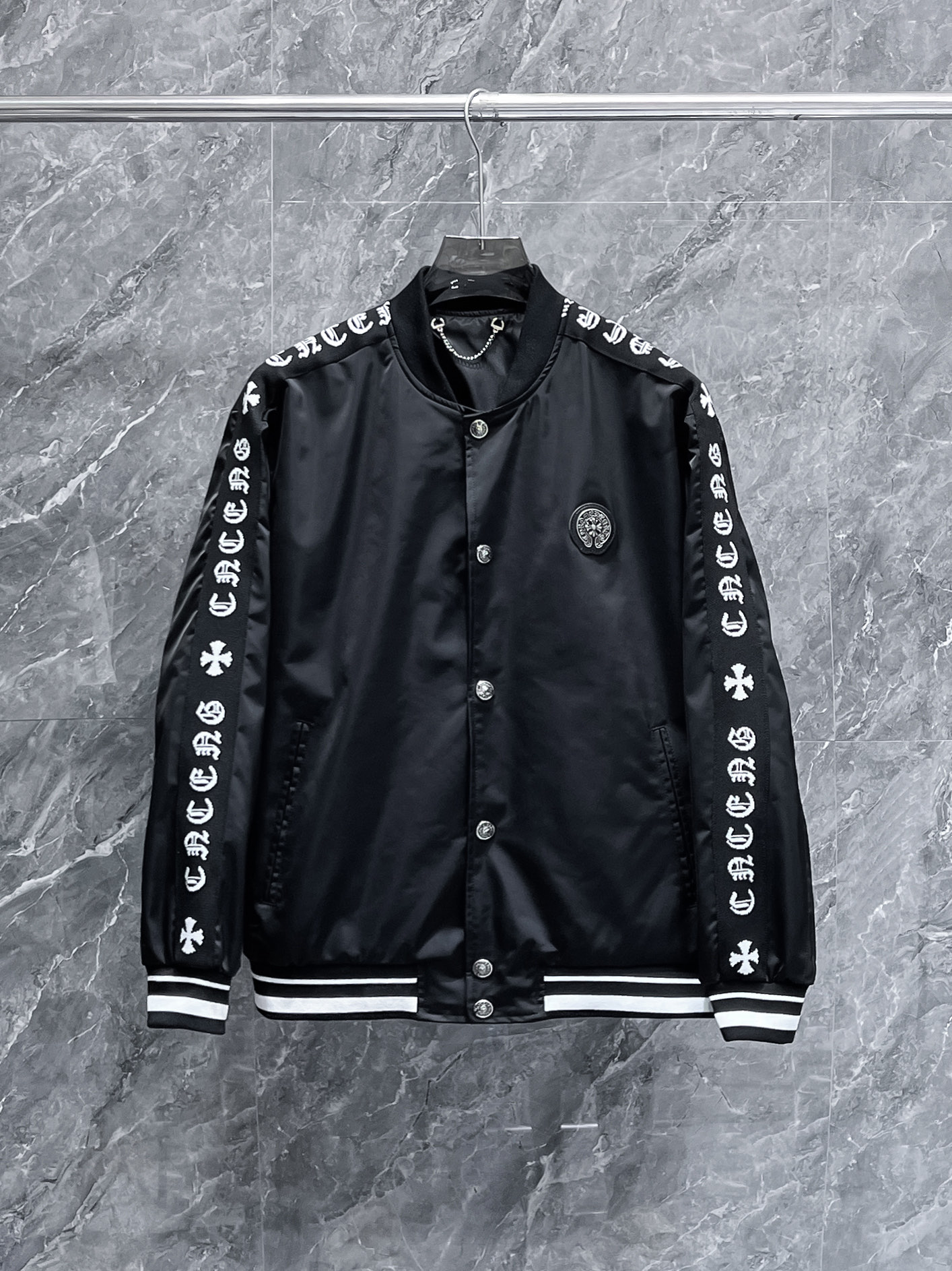 NO:657001,Croxin's 2025 new autumn jacket, the new product on the show is in perfect condition, the memory fabric is comfortable and warm, the three labels are complete, the color is full and attractive, the very outstanding design can easily enhance the fashion sense, the workmanship is extremely sophisticated and rigorous, and the wiring is neat and meticulous!  A masterpiece from a famous designer!  The upper body does not look bloated and is super handsome!  The current sizes are M ~  ,,chrome hearts,jackets & coats,jackets & coats,alexander wang19860909克罗心 2025秋季新款夹克外套,秀场新品品相非常完美,记忆面料舒适保暖,三标齐全色泽饱满诱人,非常出彩的设计,轻松将时髦感进阶,做工极为考究严谨,走线工整细致！大牌设计师巨作！上身不显臃肿、超级帅气！现货码数M ～ XXXL最大穿200斤左右,下单报身高体重！,,chrome hearts,jackets & coats,jackets & coats,alexander wang,Men's clothing