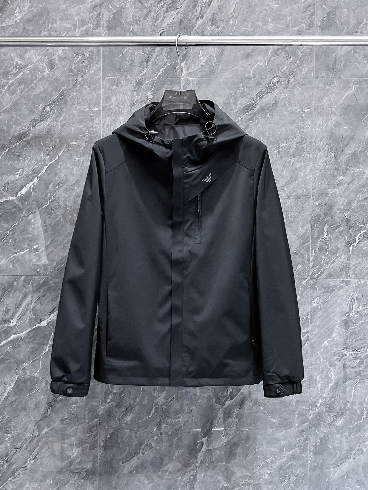 NO:657005,Armani's 2025 new autumn jacket, the new product on the show is in perfect condition, the memory fabric is comfortable and warm, the three labels are complete, the color is full and attractive, the very outstanding design can easily enhance the fashion sense, the workmanship is extremely sophisticated and rigorous, and the wiring is neat and meticulous!  A masterpiece from a famous designer!  The upper body does not look bloated and is super handsome!  The current sizes are M ~  ,,armani,jackets & coats,jackets & coats,alexander wang19860909阿玛尼2025秋季新款夹克外套,秀场新品品相非常完美,记忆面料舒适保暖,三标齐全色泽饱满诱人,非常出彩的设计,轻松将时髦感进阶,做工极为考究严谨,走线工整细致！大牌设计师巨作！上身不显臃肿、超级帅气！现货码数M ～ XXXL最大穿200斤左右,下单报身高体重！,,armani,jackets & coats,jackets & coats,alexander wang,Men's clothing