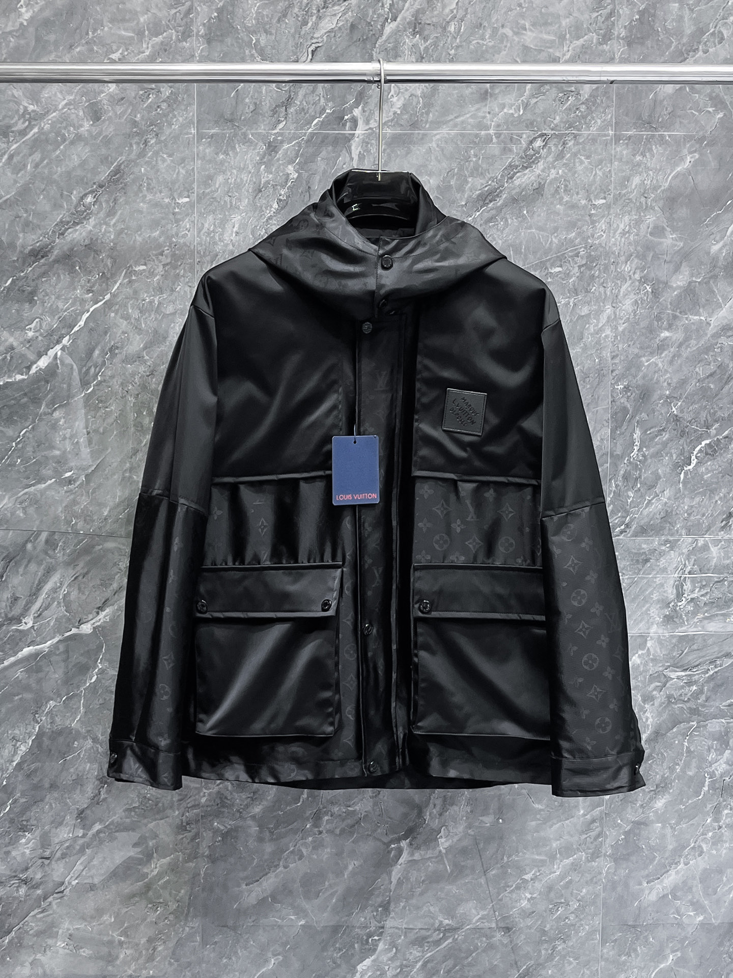 NO:657009,LV 2025 autumn new jacket, the new product on the show is in perfect condition, the memory fabric is comfortable and warm, the three labels are complete, the color is full and attractive, the very outstanding design can easily enhance the fashion sense, the workmanship is extremely sophisticated and rigorous, and the wiring is neat and meticulous!  A masterpiece from a famous designer!  The upper body does not look bloated and is super handsome!  The current sizes are M ~  ,,louis vuitton,jackets & coats,jackets & coats,alexander wang19860909Lv 2025秋季新款夹克外套,秀场新品品相非常完美,记忆面料舒适保暖,三标齐全色泽饱满诱人,非常出彩的设计,轻松将时髦感进阶,做工极为考究严谨,走线工整细致！大牌设计师巨作！上身不显臃肿、超级帅气！现货码数M ～ XXXL最大穿200斤左右,下单报身高体重！,,louis vuitton,jackets & coats,jackets & coats,alexander wang,Men's clothing