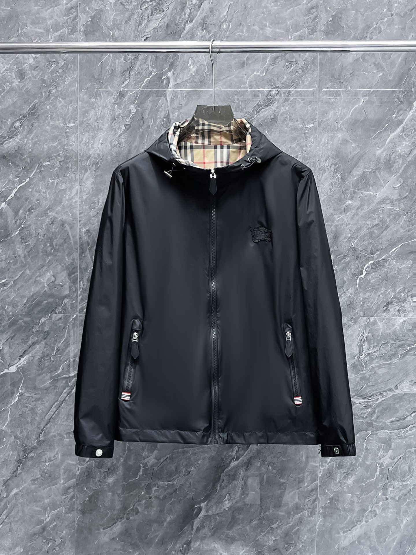 NO:657013,Burberry's 2025 new autumn jacket, the new product on the show is in perfect condition, the memory fabric is comfortable and warm, and the three-color standard is complete and the color is full and attractive. The very outstanding design can easily enhance the fashion sense. The workmanship is extremely sophisticated and rigorous, and the wiring is neat and meticulous!  A masterpiece from a famous designer!  The upper body does not look bloated and is super handsome!  The current sizes are M ~  ,,burberry,jackets & coats,jackets & coats,alexander wang19860909巴宝莉 2025秋季新款夹克外套,秀场新品品相非常完美,记忆面料舒适保暖,三标齐全色泽饱满诱人,非常出彩的设计,轻松将时髦感进阶,做工极为考究严谨,走线工整细致！大牌设计师巨作！上身不显臃肿、超级帅气！现货码数M ～ XXXL最大穿200斤左右,下单报身高体重！,,burberry,jackets & coats,jackets & coats,alexander wang,Men's clothing