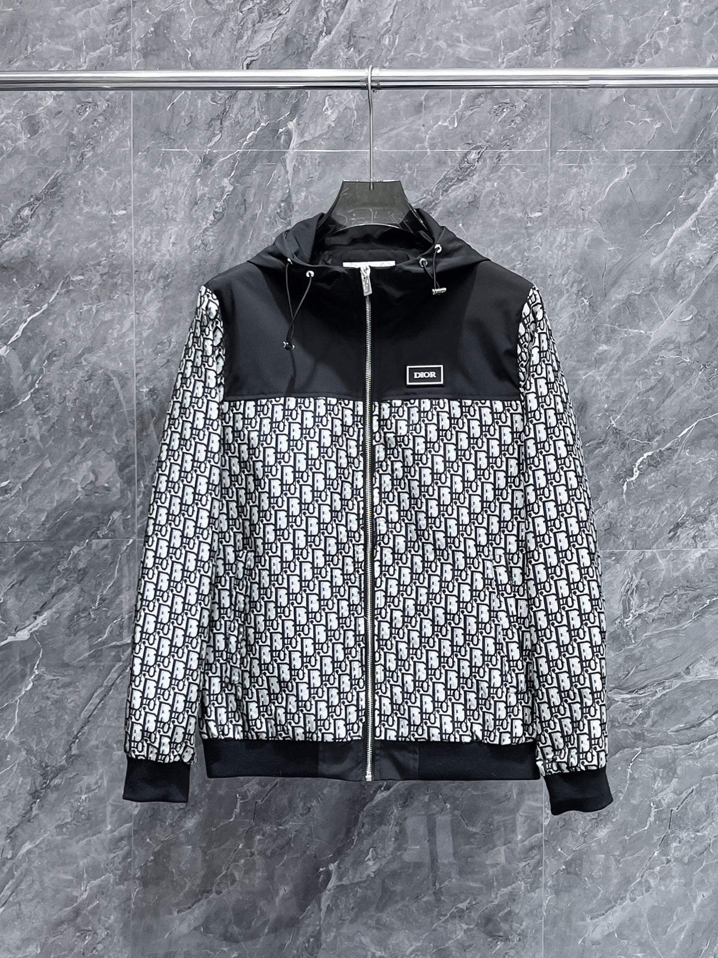 NO:657020,Dior's 2025 autumn new jacket, the new product on the show is in perfect condition, the memory fabric is comfortable and warm, and the three labels are complete, the color is full and attractive, the very outstanding design can easily enhance the fashion sense, the workmanship is extremely sophisticated and rigorous, and the wiring is neat and meticulous!  A masterpiece from a famous designer!  The upper body does not look bloated and is super handsome!  The current sizes are M ~  ,,dior,jackets & coats,jackets & coats,alexander wang19860909迪奥2025秋季新款夹克外套,秀场新品品相非常完美,记忆面料舒适保暖,三标齐全色泽饱满诱人,非常出彩的设计,轻松将时髦感进阶,做工极为考究严谨,走线工整细致！大牌设计师巨作！上身不显臃肿、超级帅气！现货码数M ～ XXXL最大穿200斤左右,下单报身高体重！,,dior,jackets & coats,jackets & coats,alexander wang,Men's clothing