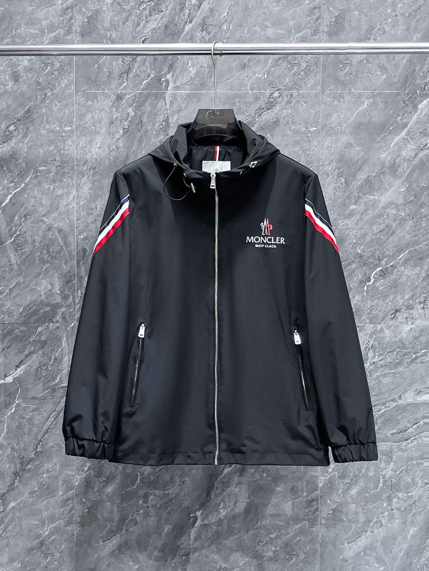 NO:657025,Mengkou 2025 new autumn jacket, the new product on the show is in perfect condition, the memory fabric is comfortable and warm, and the three labels are complete, the color is full and attractive, the very outstanding design can easily enhance the fashion sense, the workmanship is extremely sophisticated and rigorous, and the wiring is neat and meticulous!  A masterpiece from a famous designer!  The upper body does not look bloated and is super handsome!  The current sizes are M ~  ,,Moncler,jackets & coats,jackets & coats,alexander wang19860909蒙口 2025秋季新款夹克外套,秀场新品品相非常完美,记忆面料舒适保暖,三标齐全色泽饱满诱人,非常出彩的设计,轻松将时髦感进阶,做工极为考究严谨,走线工整细致！大牌设计师巨作！上身不显臃肿、超级帅气！现货码数M ～ XXXL最大穿200斤左右,下单报身高体重！,,Moncler,jackets & coats,jackets & coats,alexander wang,Men's clothing